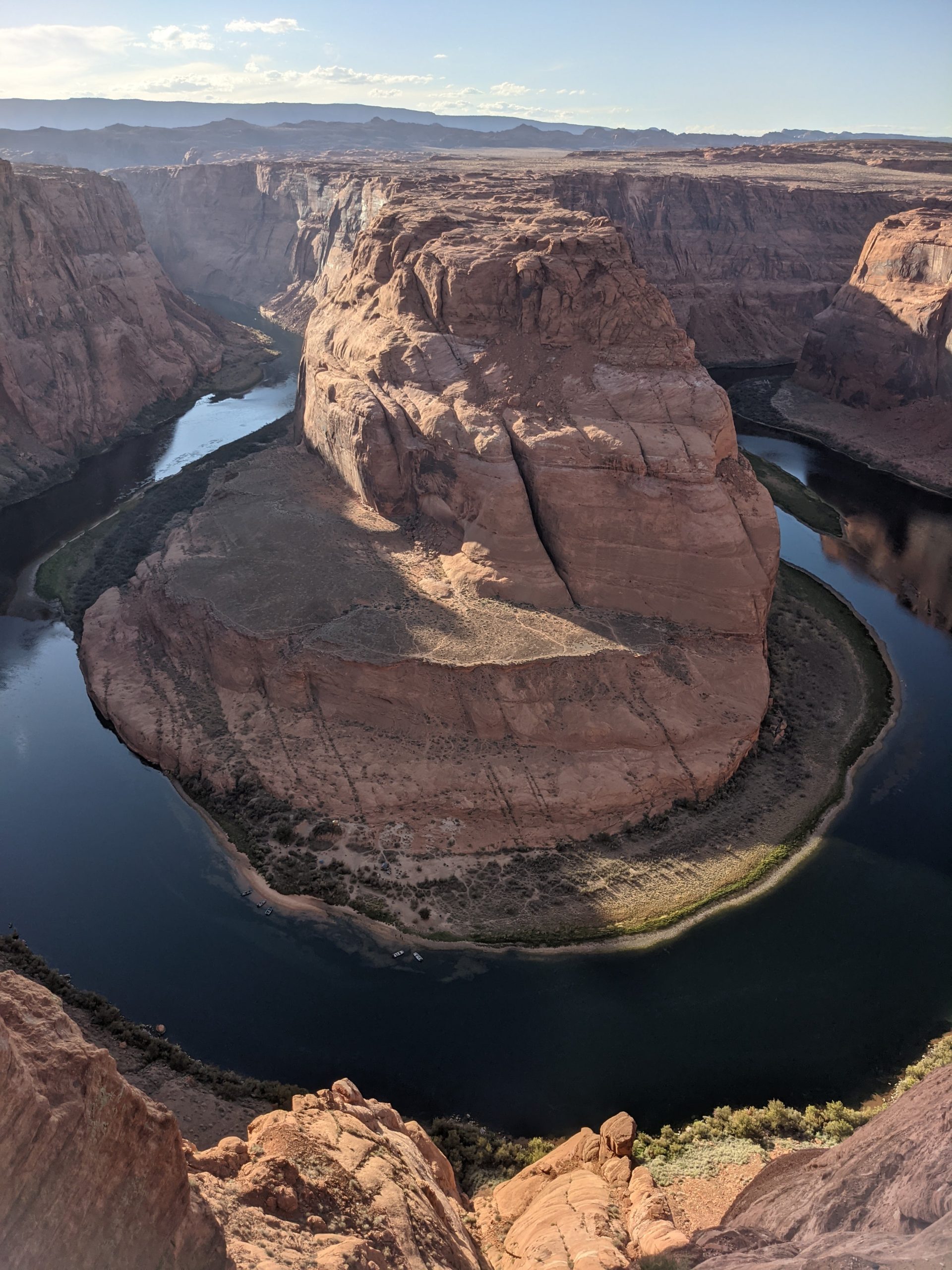 Rieka Colorado tečie okolo skál, čím vyformovala obraz konskej podkovičky.