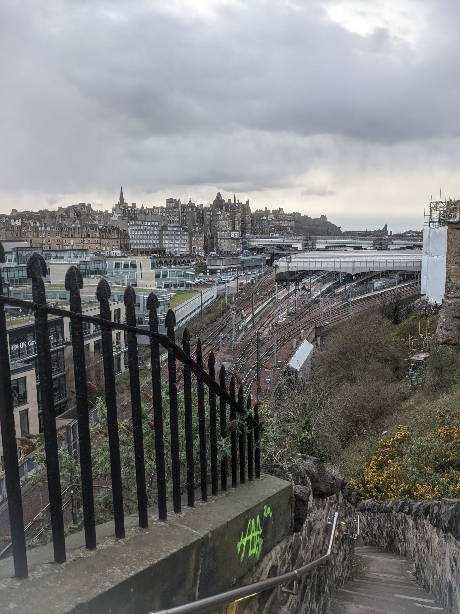 Schody v Edinburghu. V pozadí je krásny výhľad na mesto.
