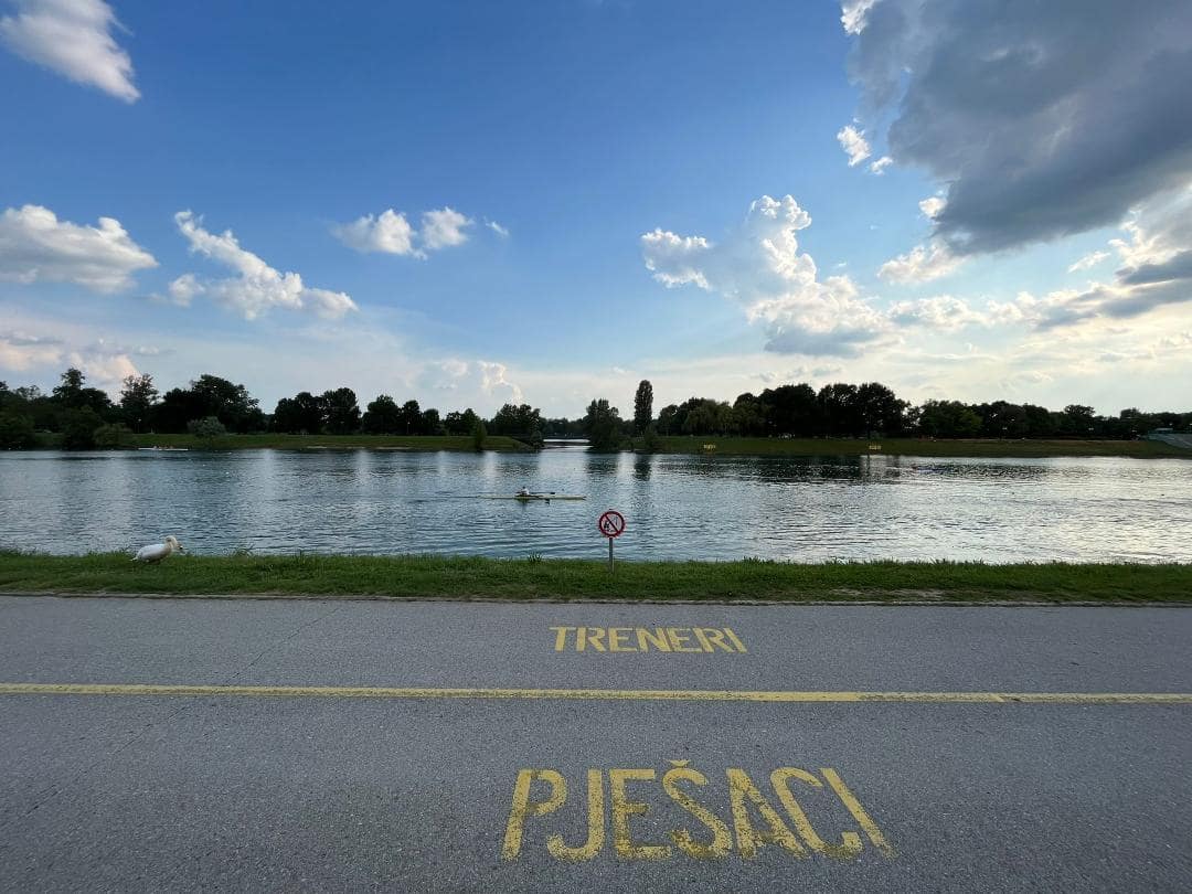 Najväčšie jazero v Záhrebe. Pred ním je cyklo-chodník.