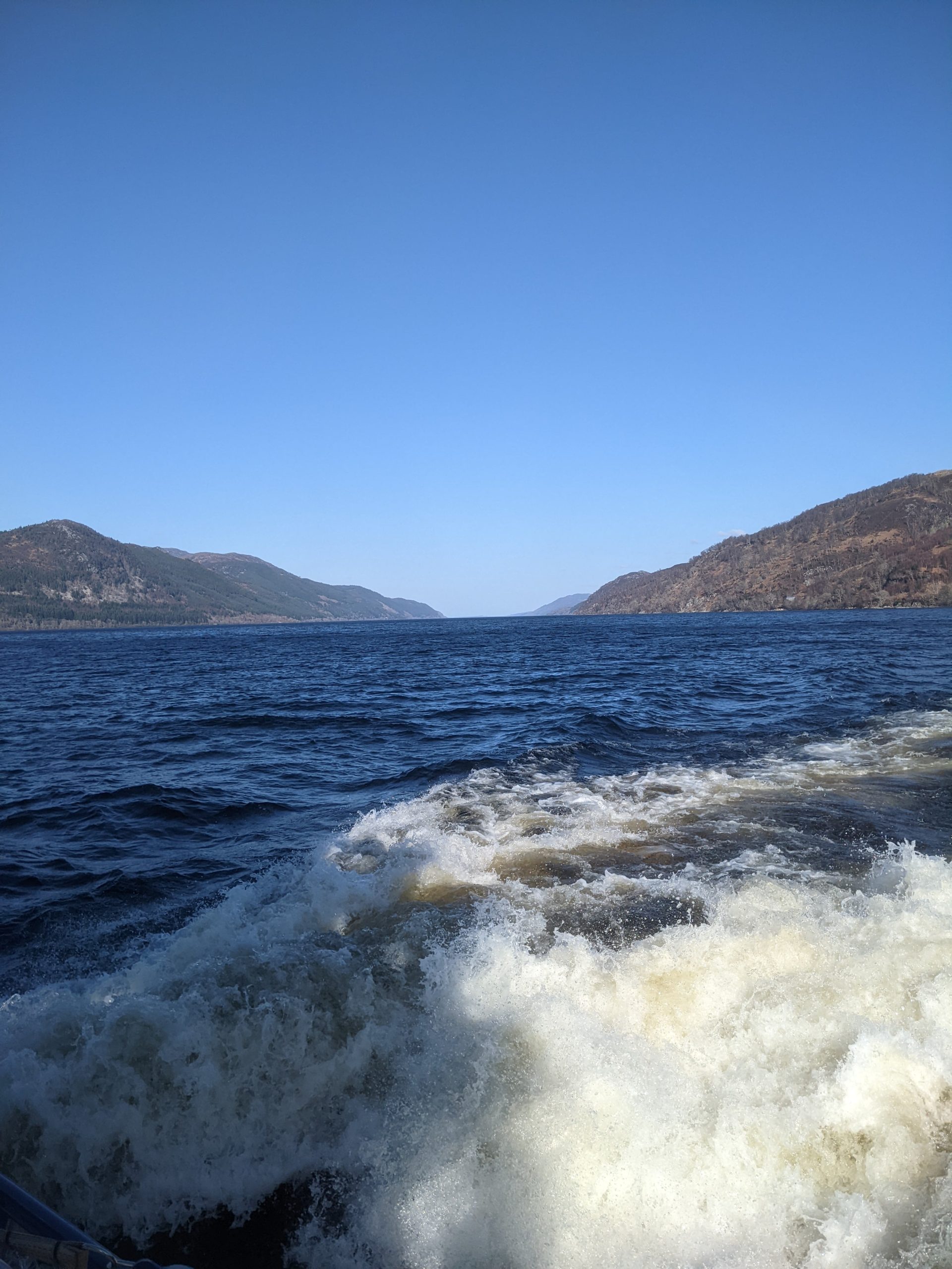 Jazero Loch Ness v škótskej vysočine.