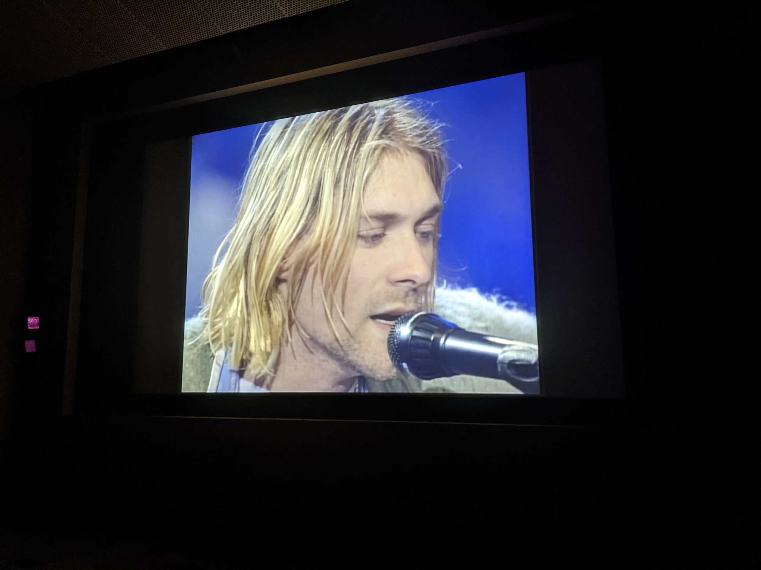 Kurt Cobain v televízore.