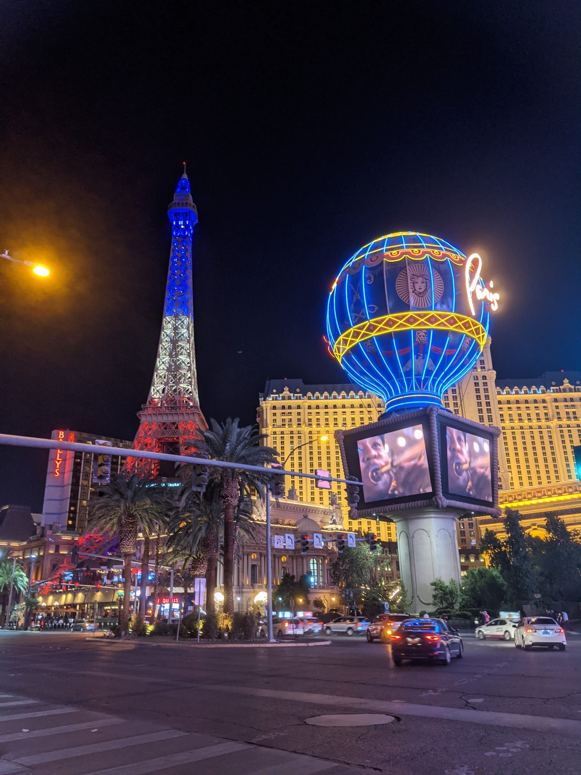 Napodobenina Eiffelovej veži v Las Vegas. Je vysvietená do červeno-bielo-modra.