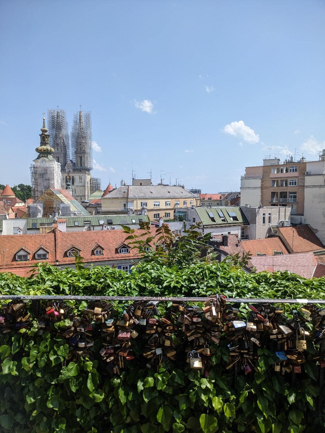 Zámky na zábradlí. V pozadí je výhľad na katedrálu v Záhrebe.