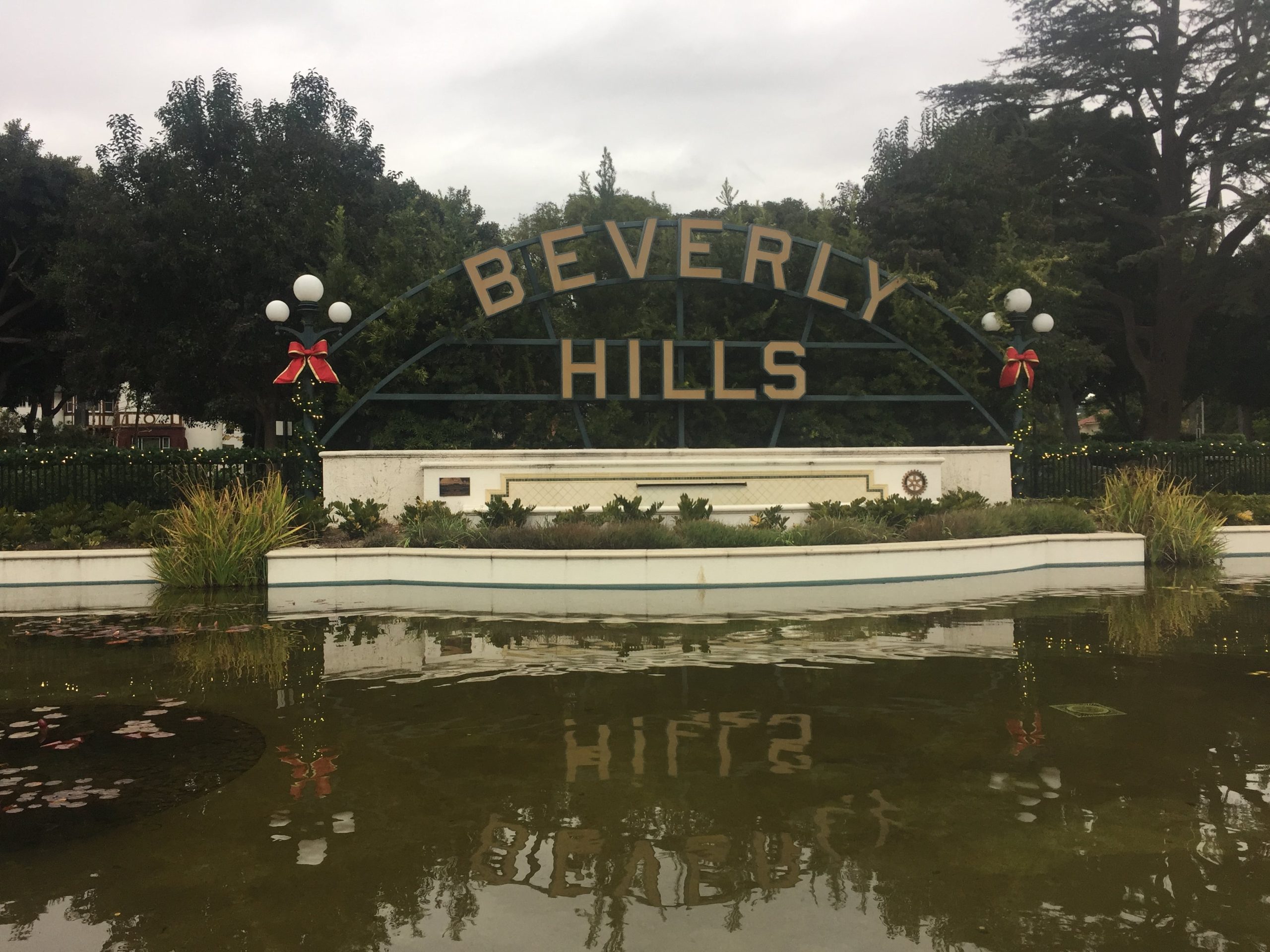 Nápis Beverly Hills pred fontánou.