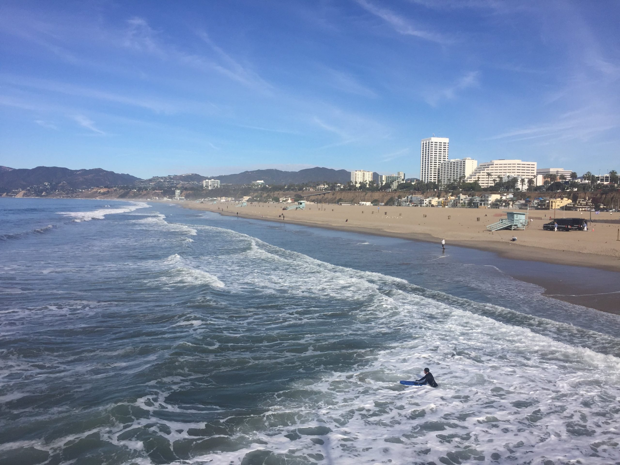 Pláž Santa Monica v Los Angeles.