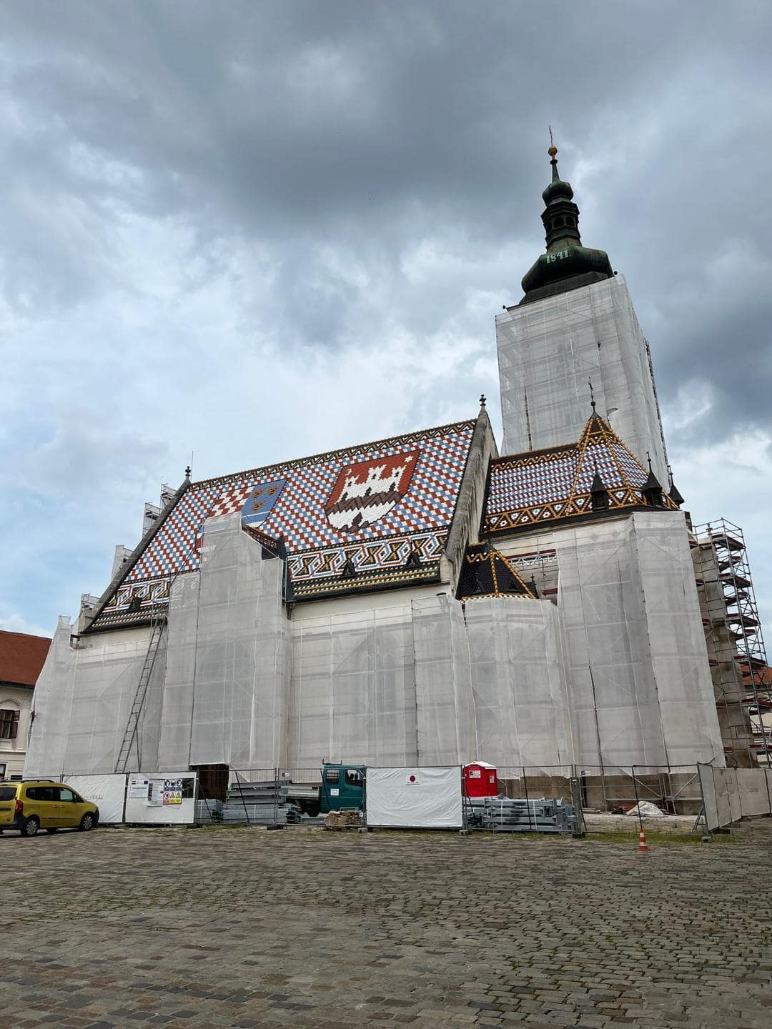 Kostol, ktorý sa rekonštruuje. Jeho strecha je pekne farebná s rôznymi chorvátskymi erbami.