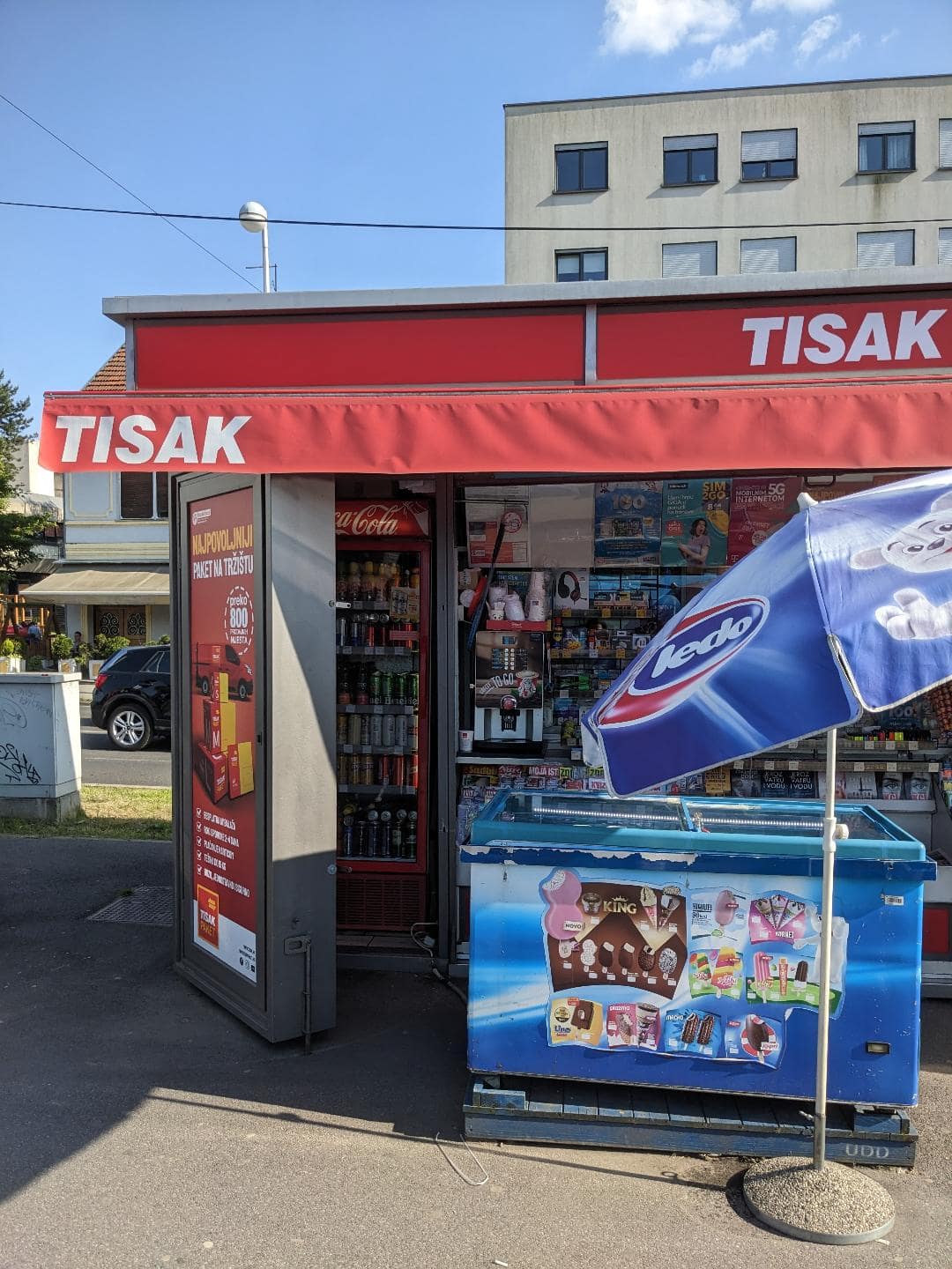 Novinový stánok Tisak, v ktorom si môžete kúpiť cestovné lístky.