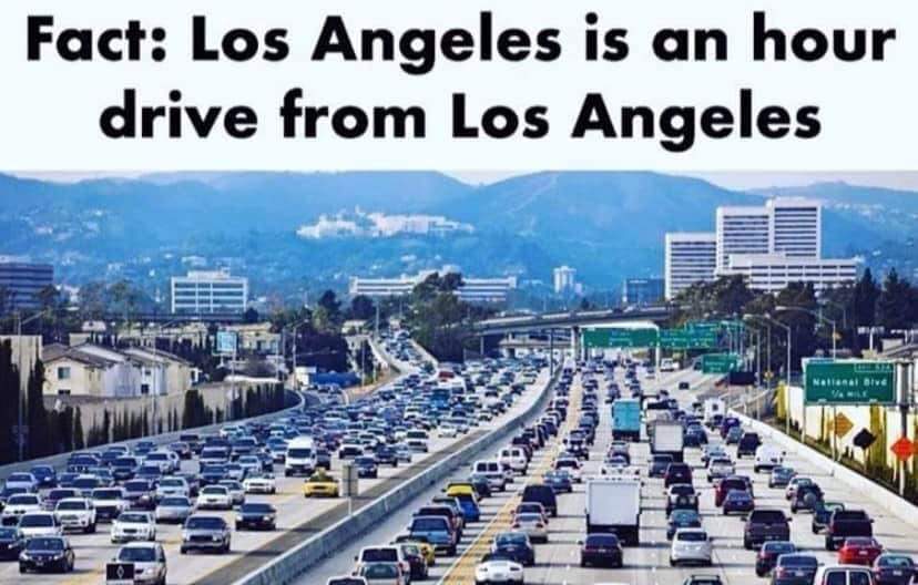 Kolóna áut na diaľnici do Los Angeles.