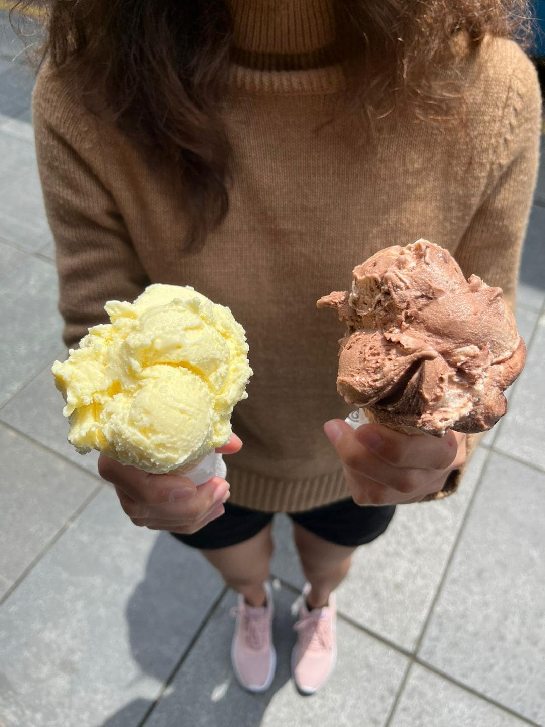 Vanilková a čokoládová zmrzlina.