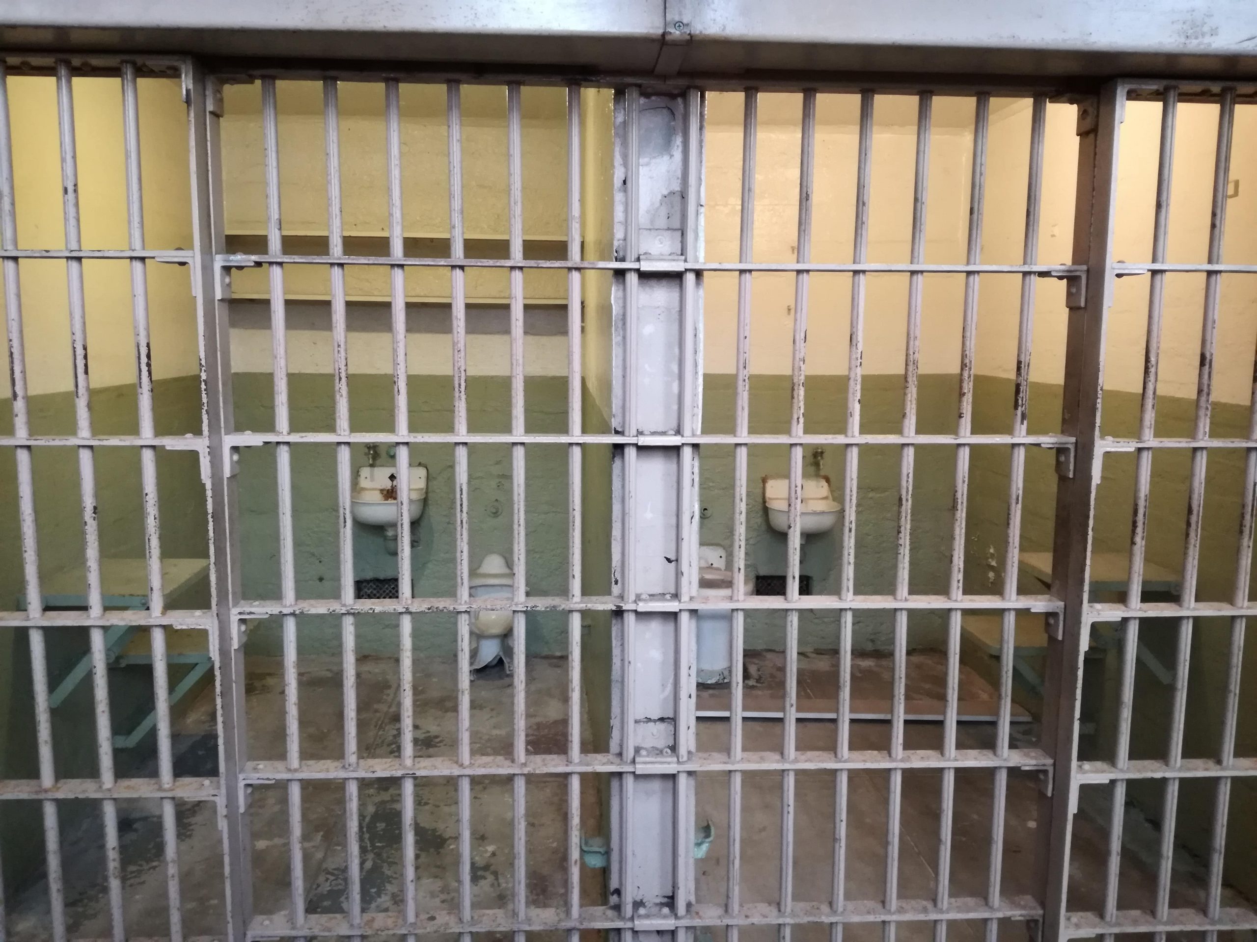 Pohľad na dve izby vo väzení Alcatraz. Majú tam stolík, záchod a umývadlo.