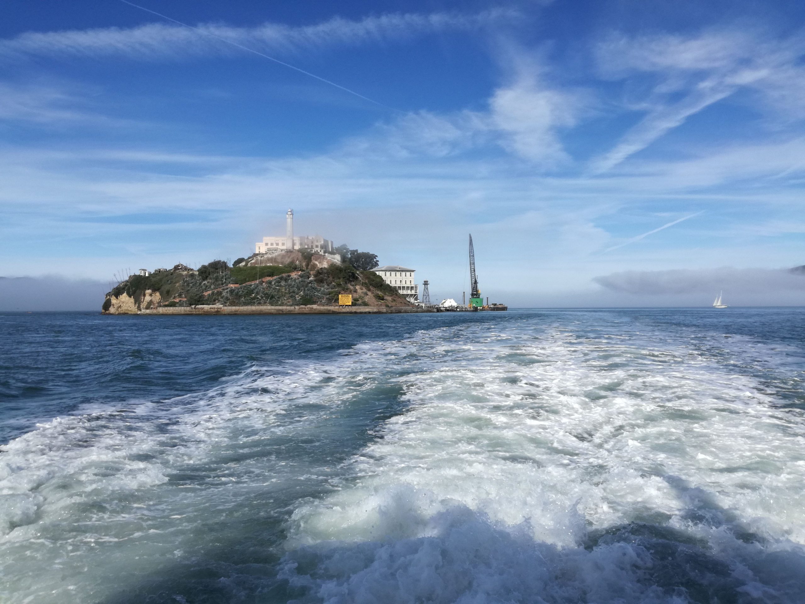 Ostrov Alcatraz obklopený oceánom.