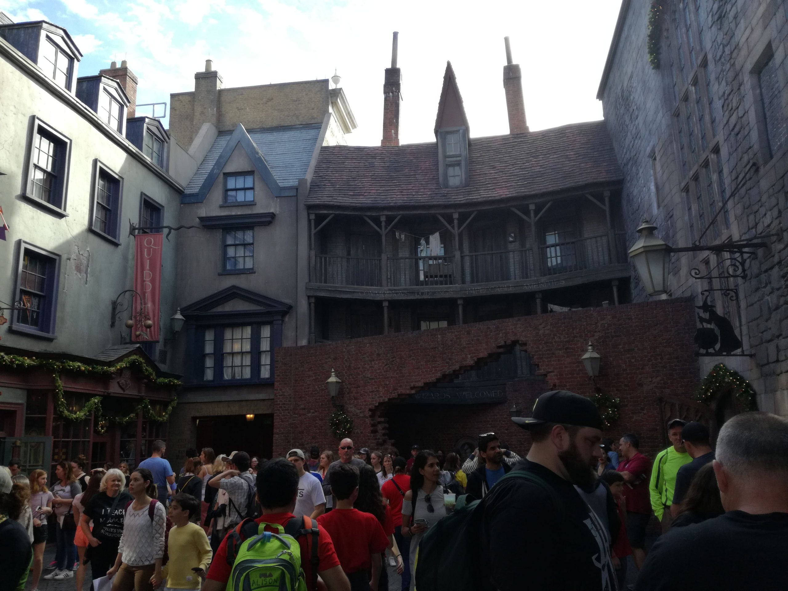 Diera v stene z Harryho Pottera. Ulica je plná ľudí.