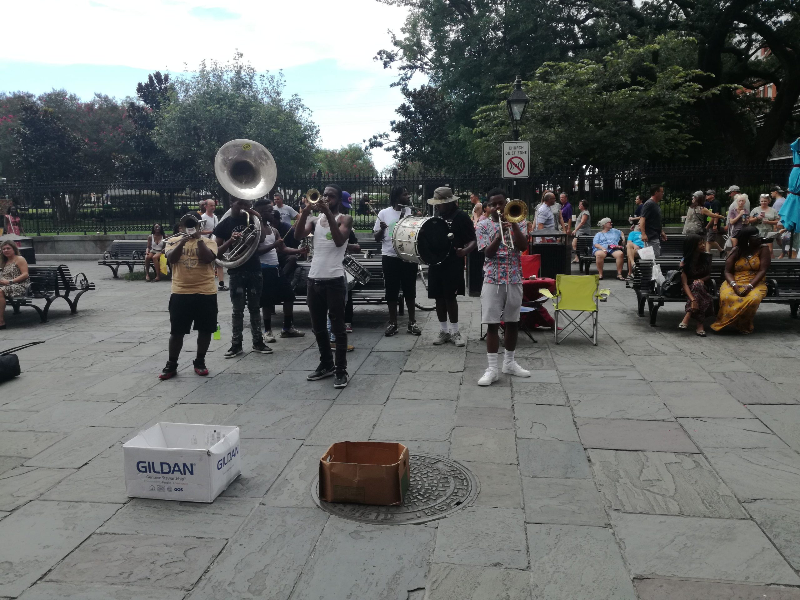 Jazzoví hudobníci hrajú na Jackson Square.
