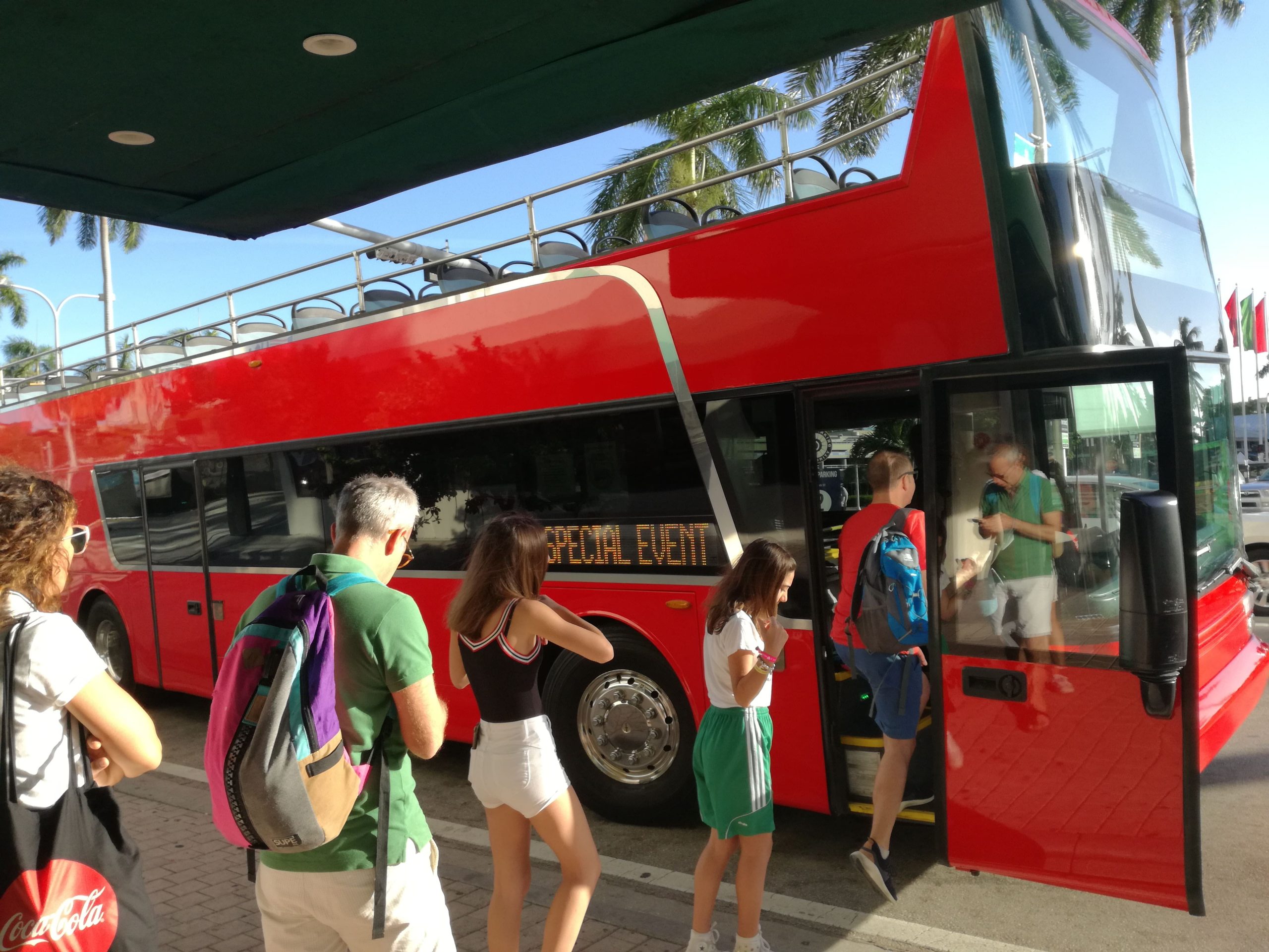 Double-decker červený autobus od Miami Tours.