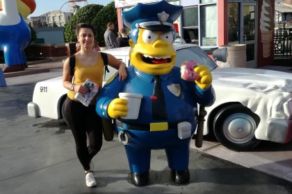 Dievča stojí vedľa sochy šerifa zo Simpsonovcov.
