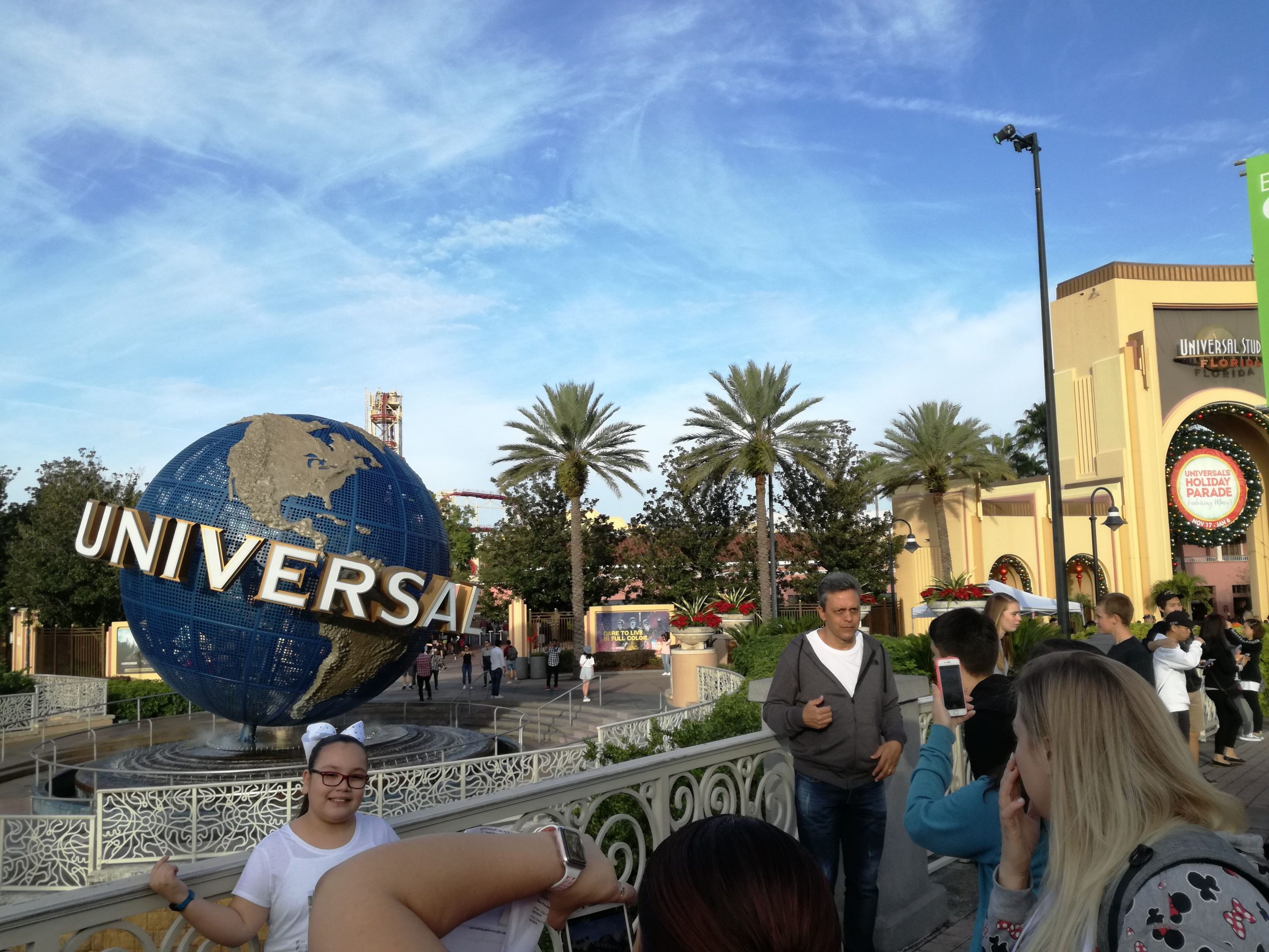 Vstup do zábavného parku Universal Studios. Točí sa tu glóbus, pri ktorom sa fotia turisti.