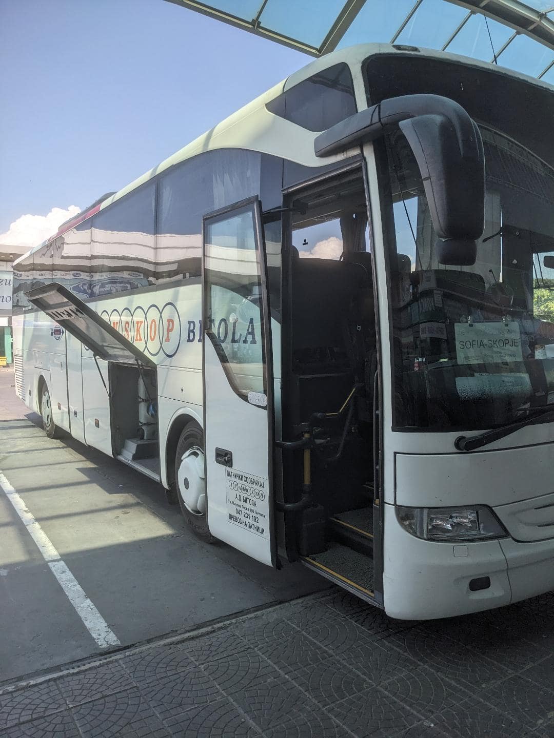 Biely autobus, ktorý jazdí z mesta Sofia do Skopje.