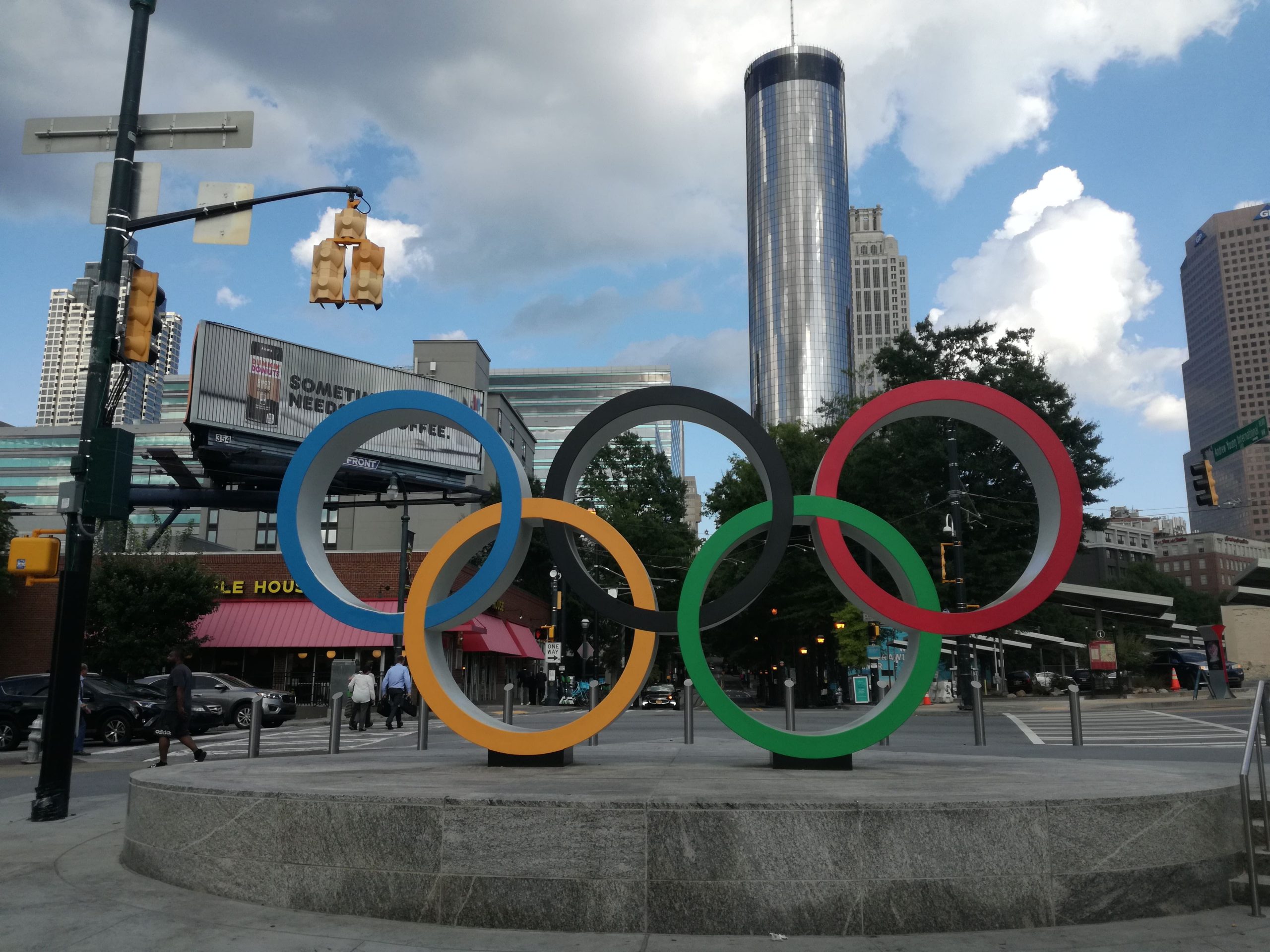 Farebné olympijské kruhy v Centennial Olympic Park. Za nimi sú mrakodrapy.