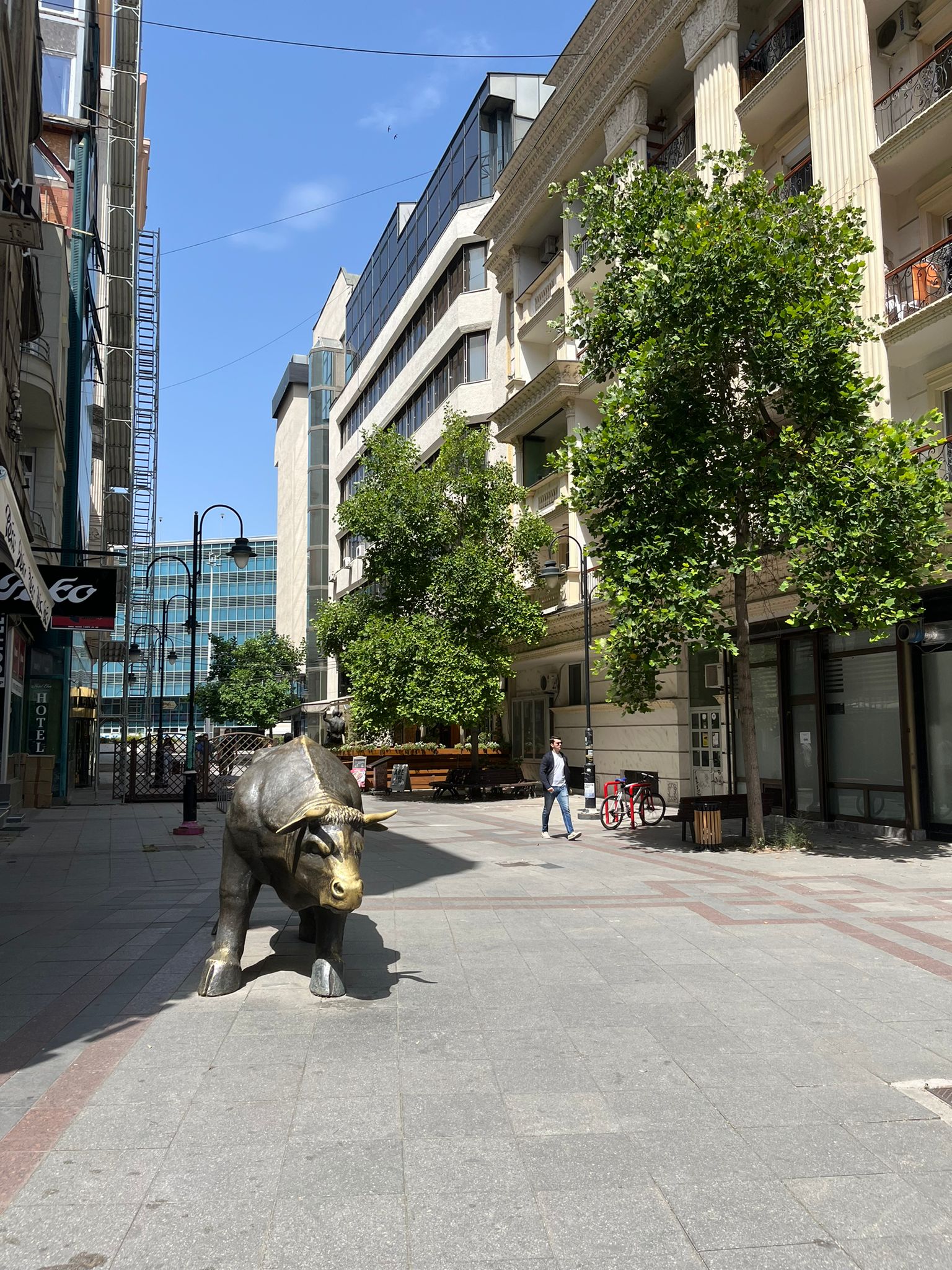 Socha býka na ulici.