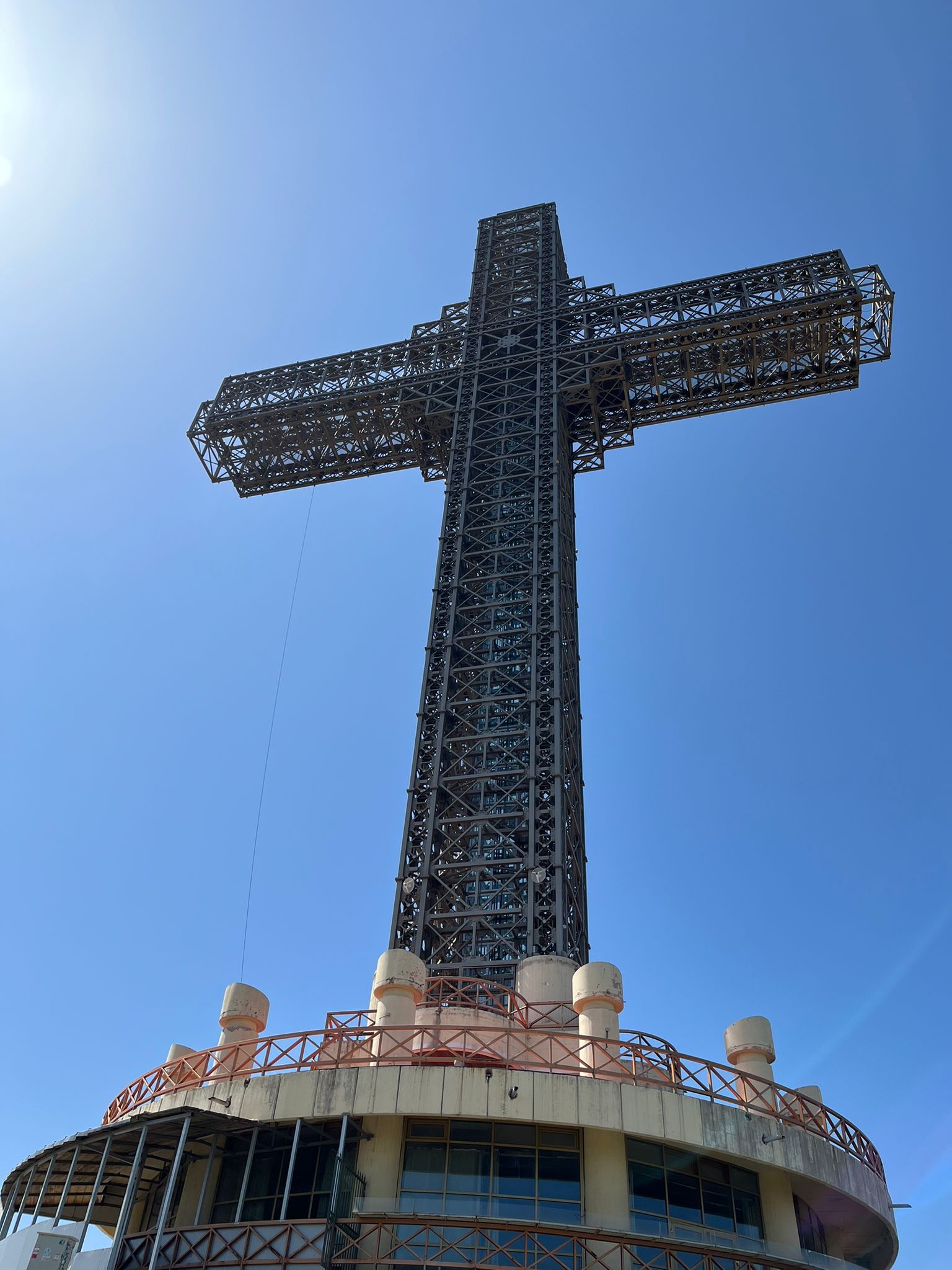 Veľký kovový kríž nad mestom Skopje.