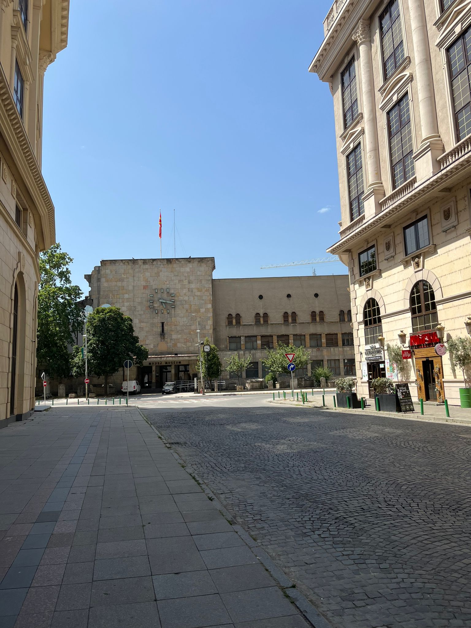 Budova Múzea mesta Skopje. Nad hlavným vchodom sú veľké hodiny.