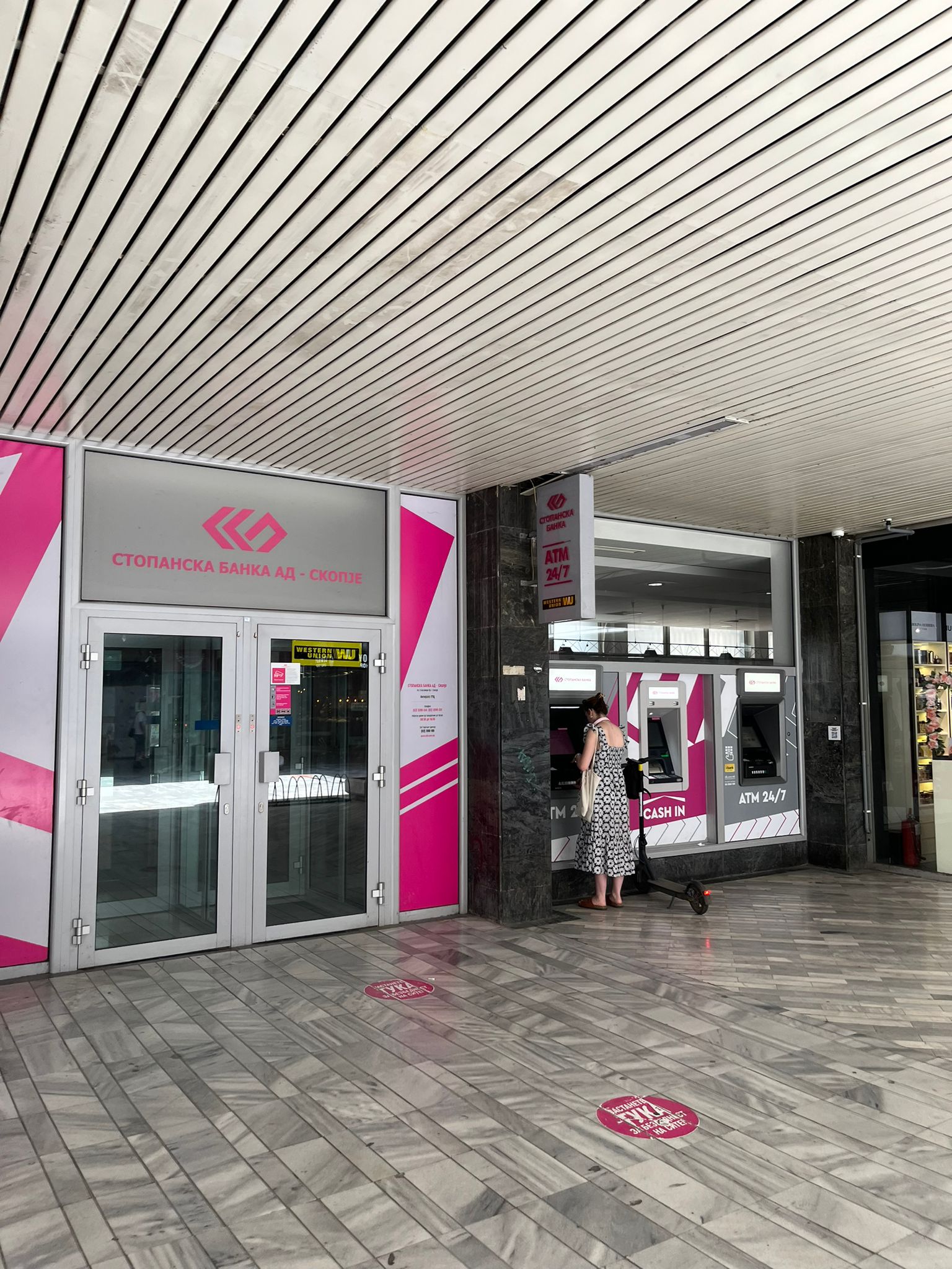 Rúžový bankomat v Skopje.