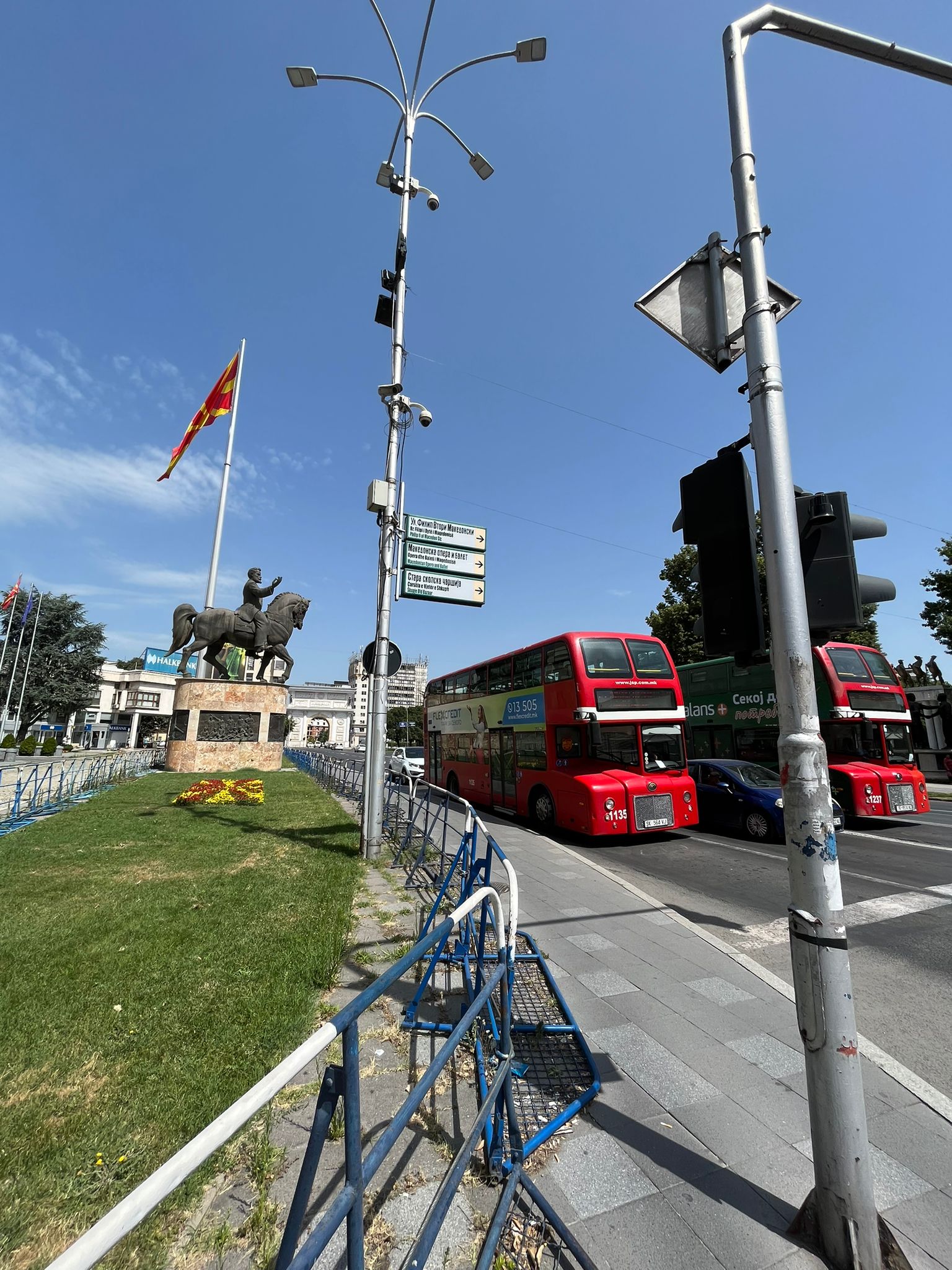 Dva červené dvojpodlažné autobusy v Skopje.
