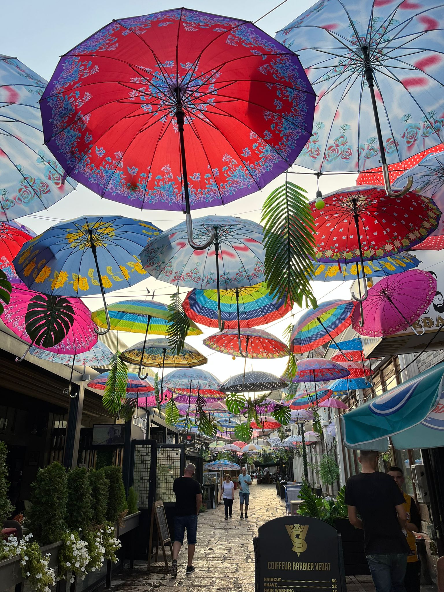 Farebné dáždniky v Old Bazaar v Skopje.