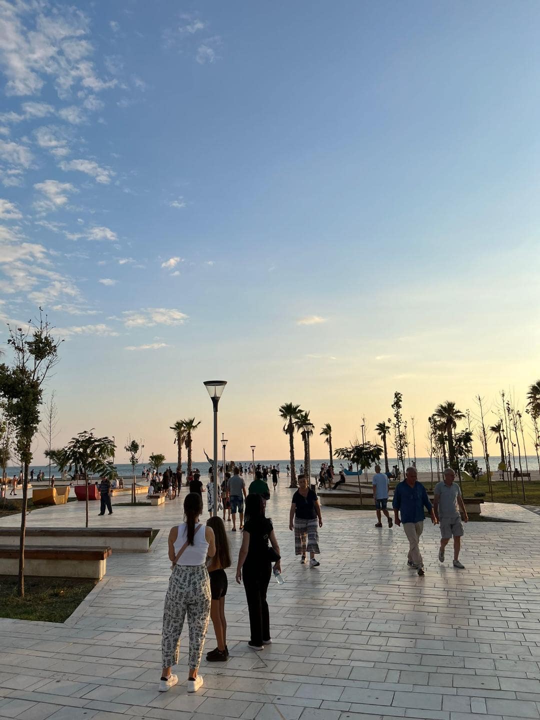 Promenáda v Durrësi počas západu slnka.
