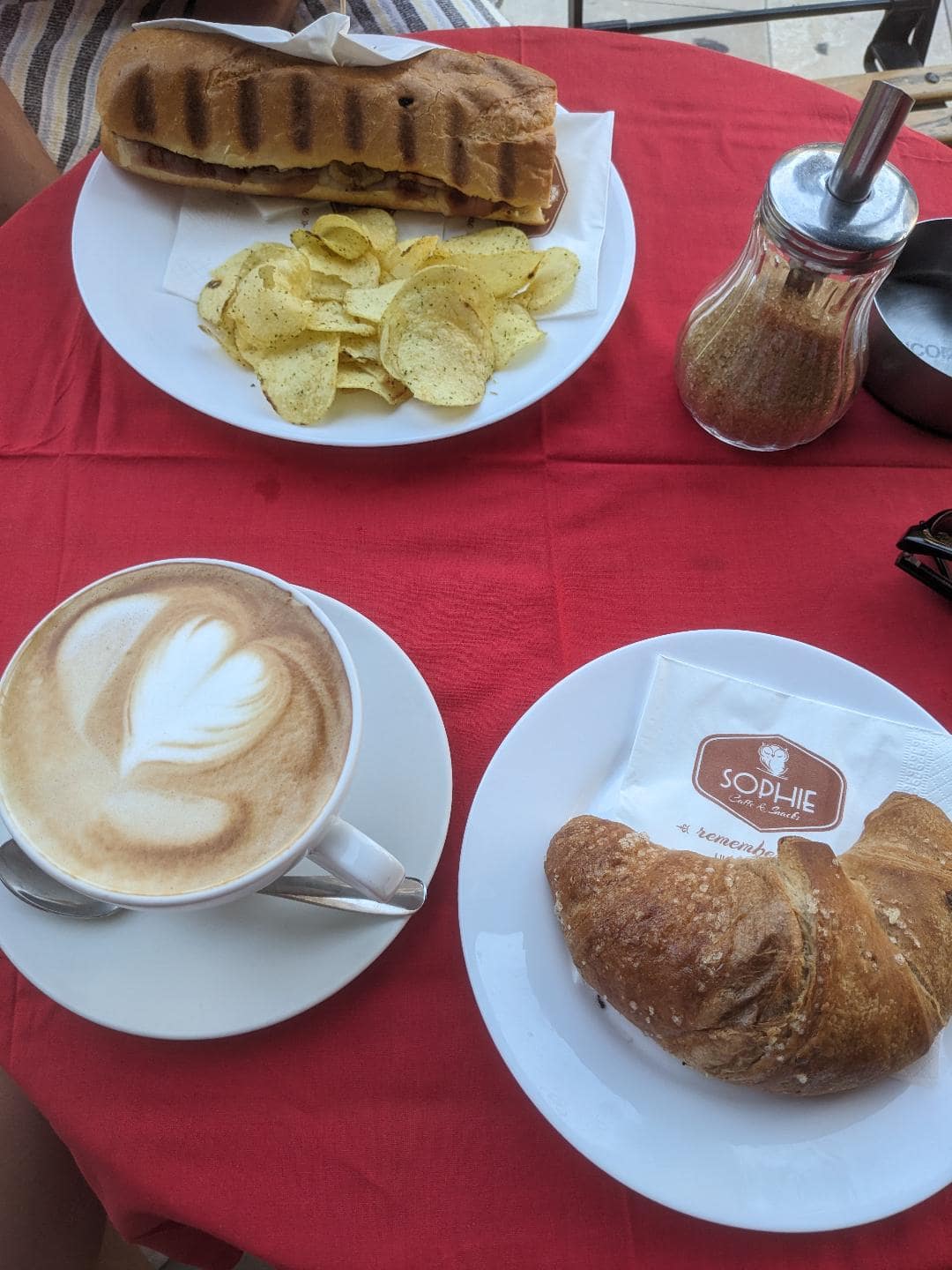Bagetka s čipsami, croissant a cappuccino.
