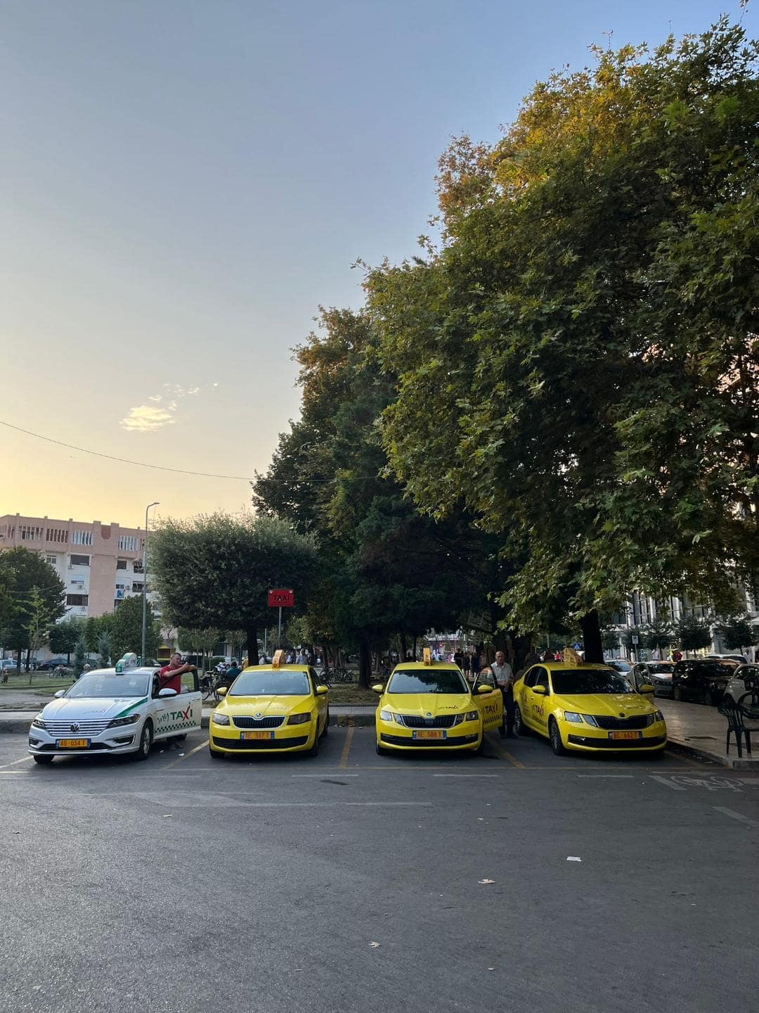 Zaparkované žlté taxíky.