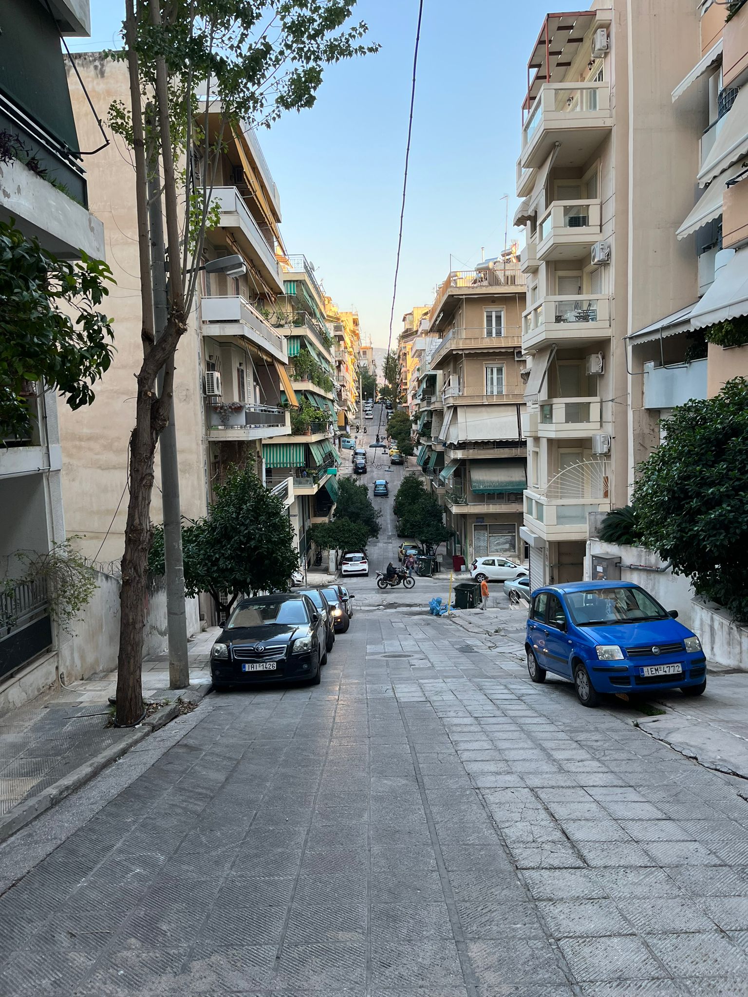 Kopcovitá ulica v Aténach.