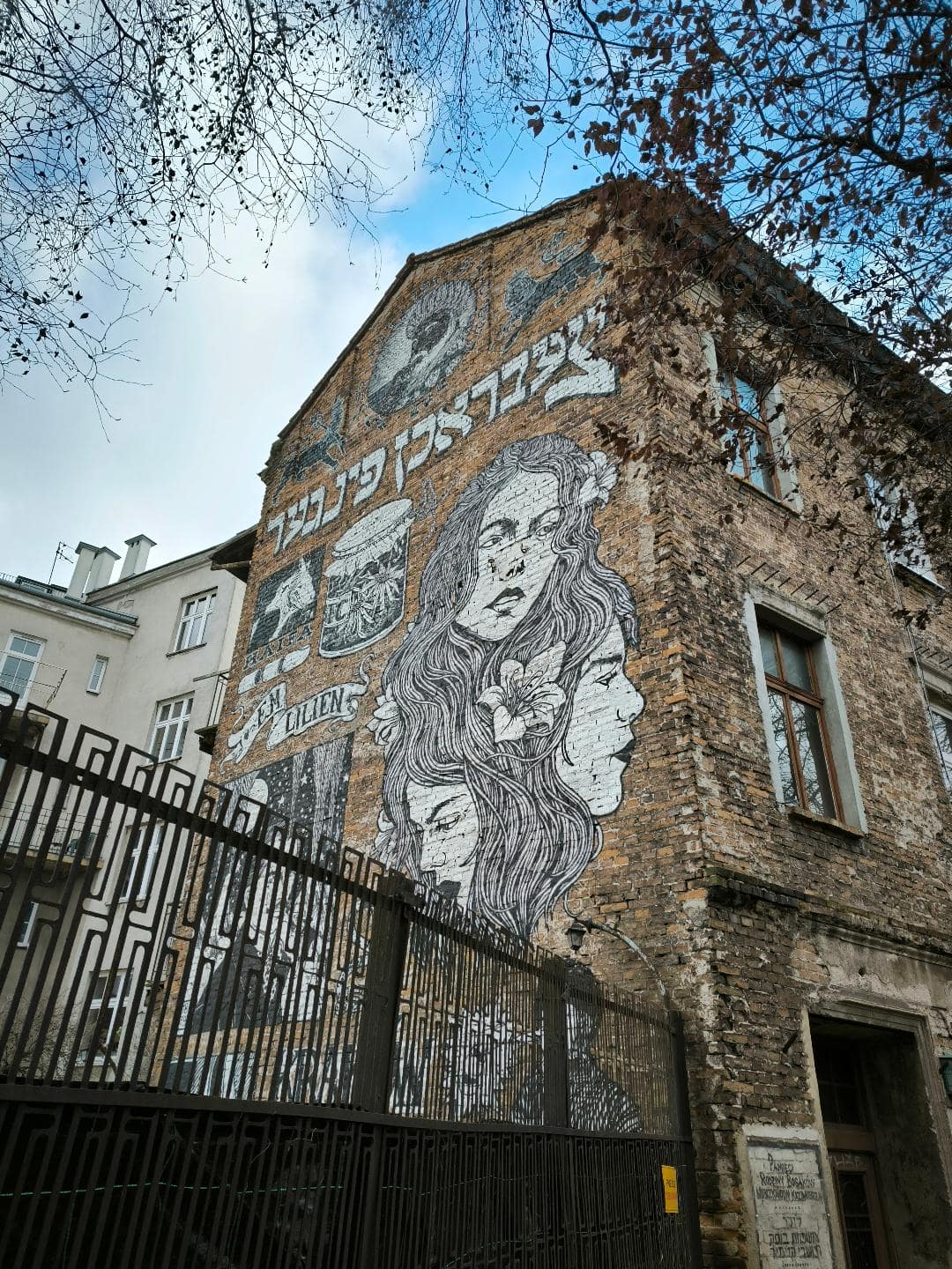 Graffity žien na vysokej kamennej budove.