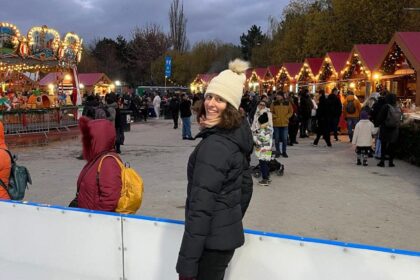 Dievča v korčuliach pózuje na ľadovom klzisku v Bukurešti.