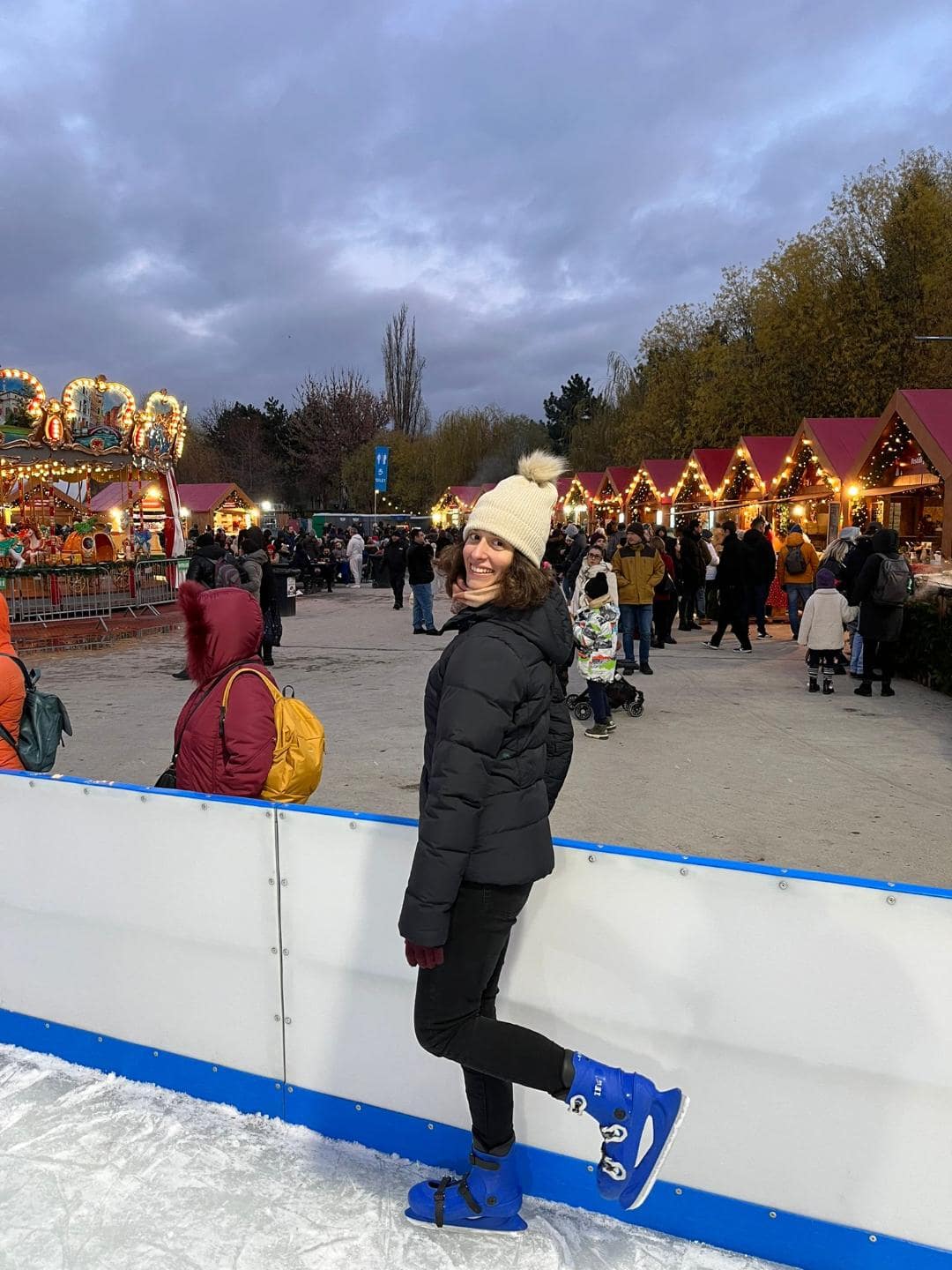 Dievča v korčuliach pózuje na ľadovom klzisku v Bukurešti.