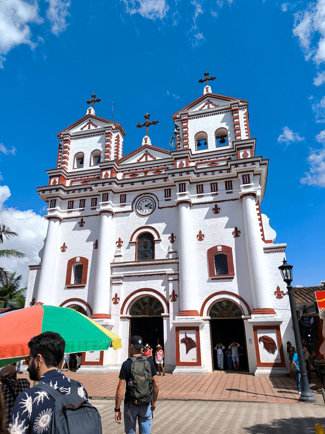 Biely kostol v meste Guatape.