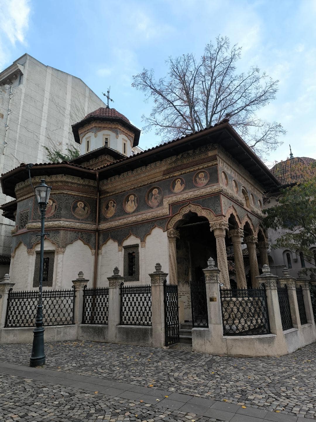 Historický kláštor v centre Bukurešti.