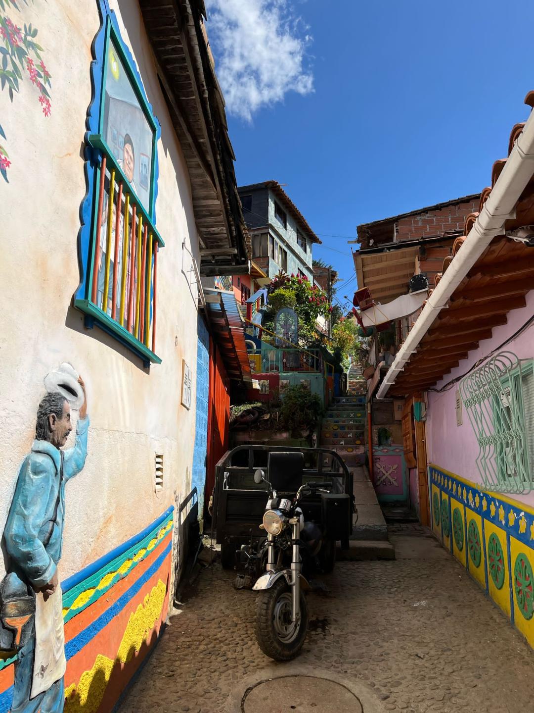 Nástenné maľby a farebné domy v Guatape.