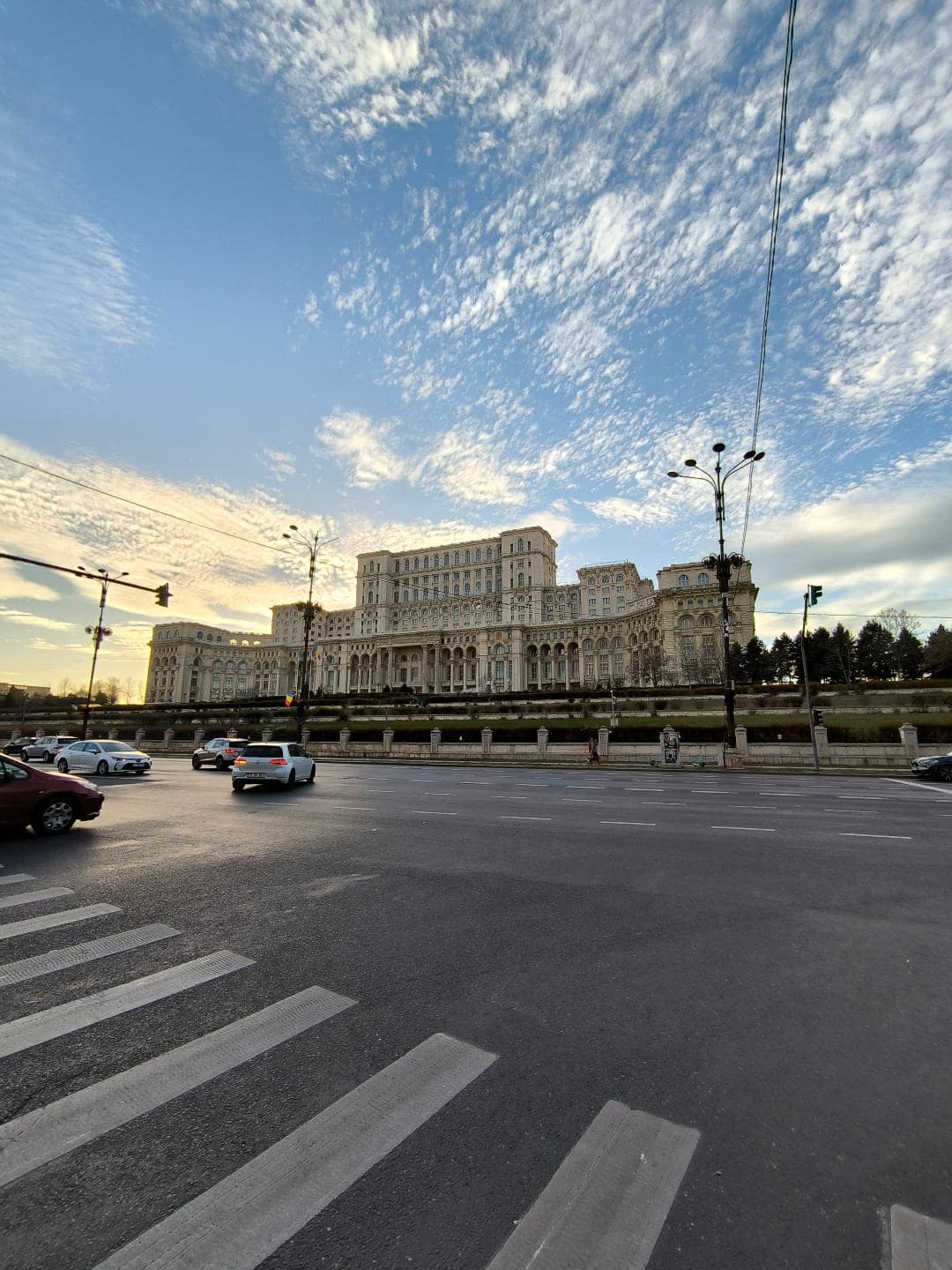 Pohľad na veľkú budovu Palace of Parliament počas západu slnka.