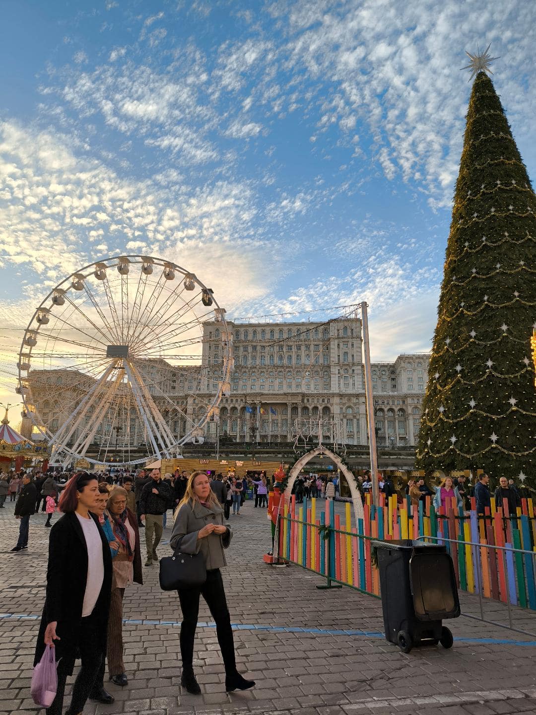 Vianočná Bukurešť. Na fotke je vianočný stromček, ruské koleso a v pozadí budova Palace of Parliament.