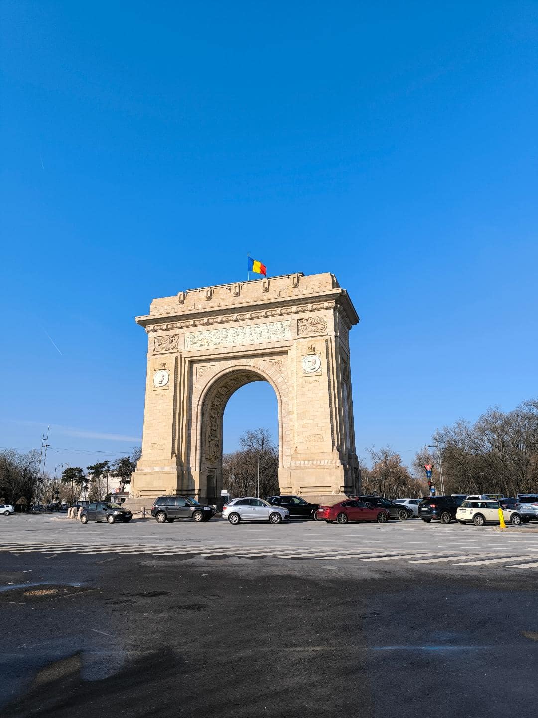 Víťazný oblúk v Bukurešti. Okolo neho je kruhový objazd.