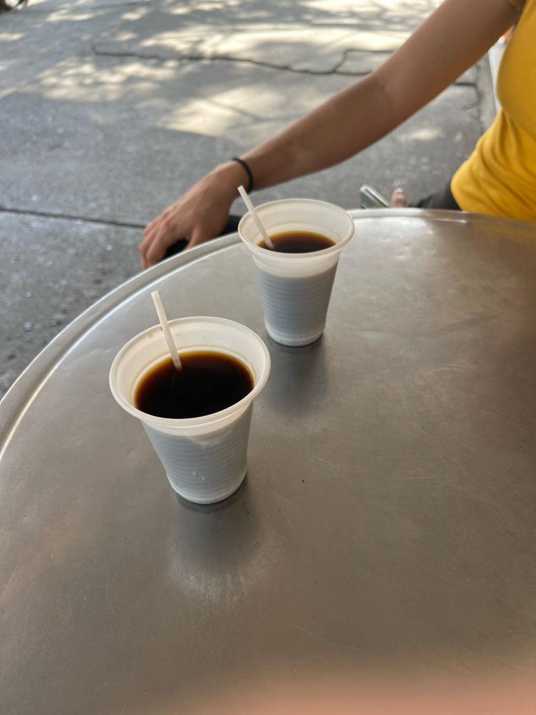 Na stole sú dve čierne kávy.