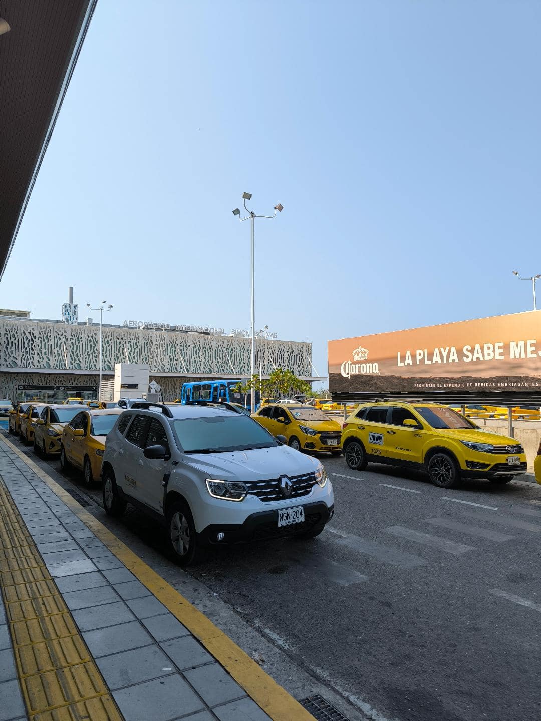 Taxíky zaparkované pred letiskom.