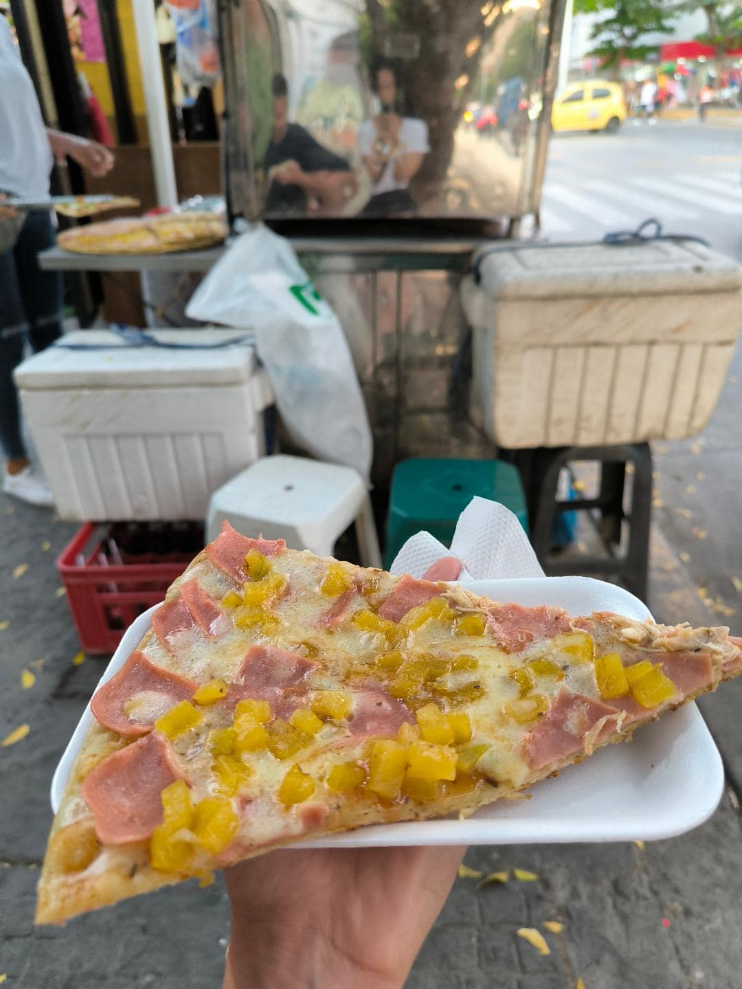 Ananásová pizza na papierovom tanieri.
