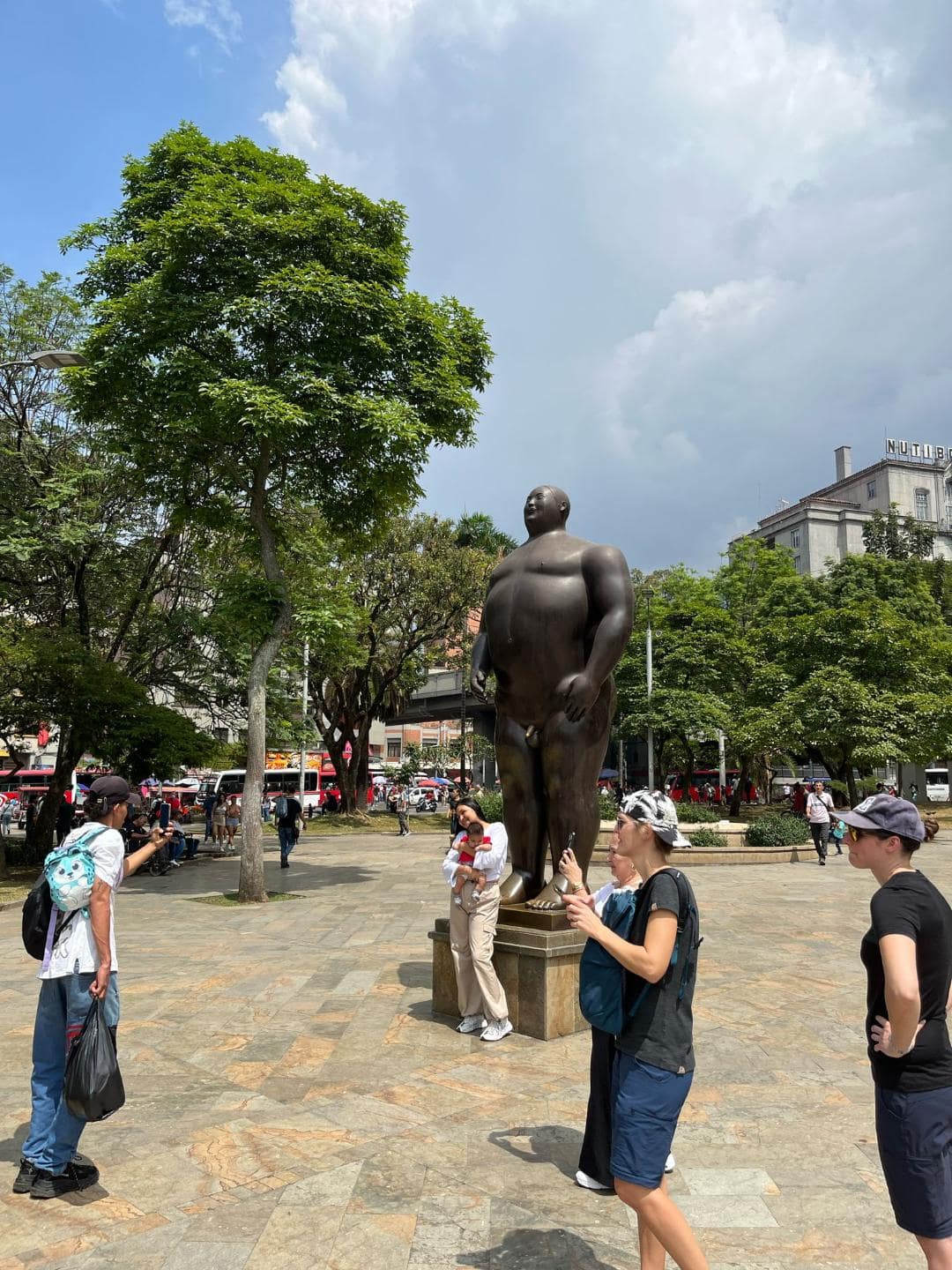 Gigantická socha nahého človeka. Fotia sa s ňou veselí turisti.