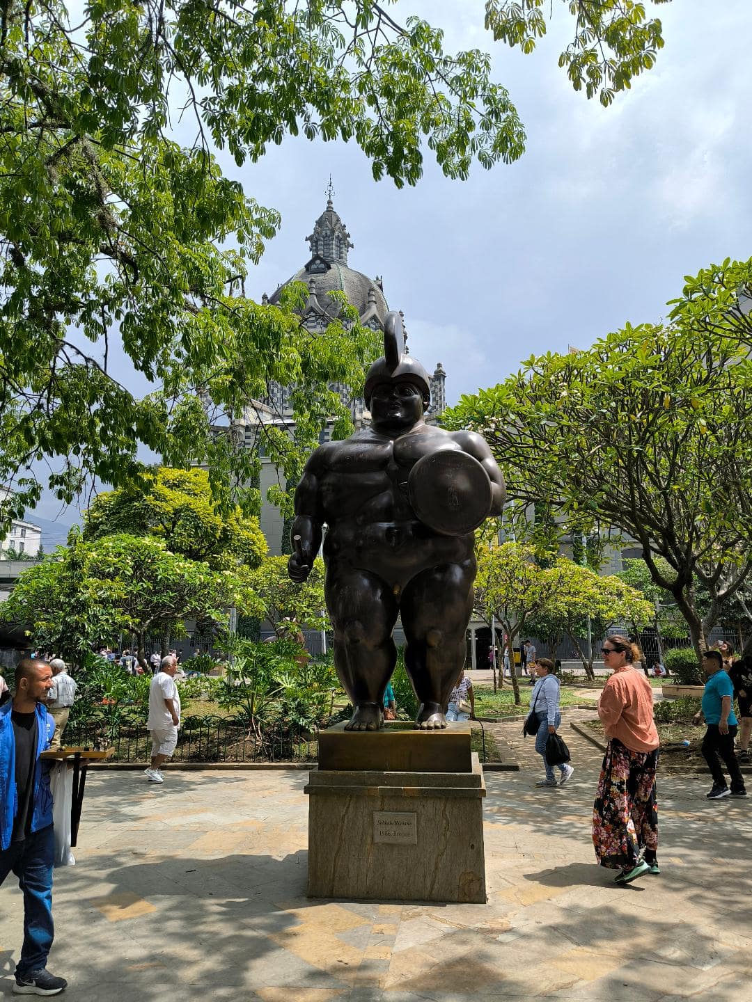 Gigantická socha človeka.