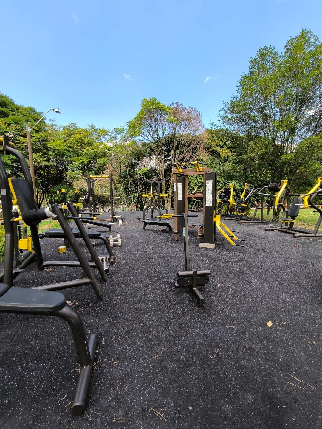 Workoutové ihrisko v parku.