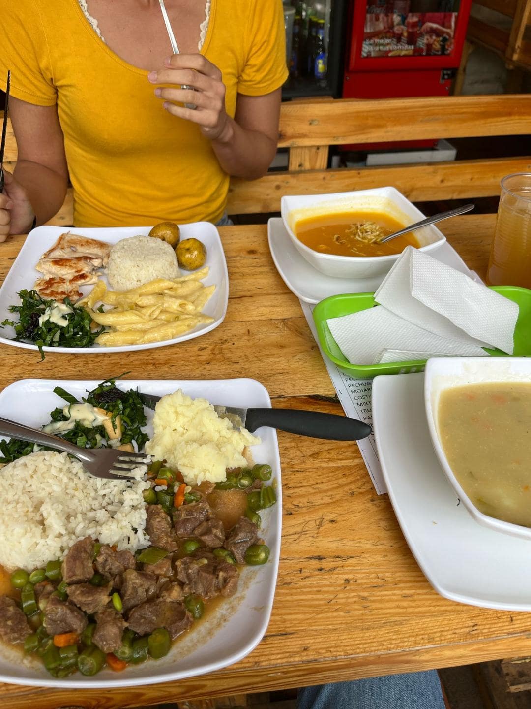 Tanier s gulášom, ryžou a kašou. Vedľa neho sú dva taniere s polievkou a kuracie mäso na prírodno s ryžou, kašou a cestovinami.