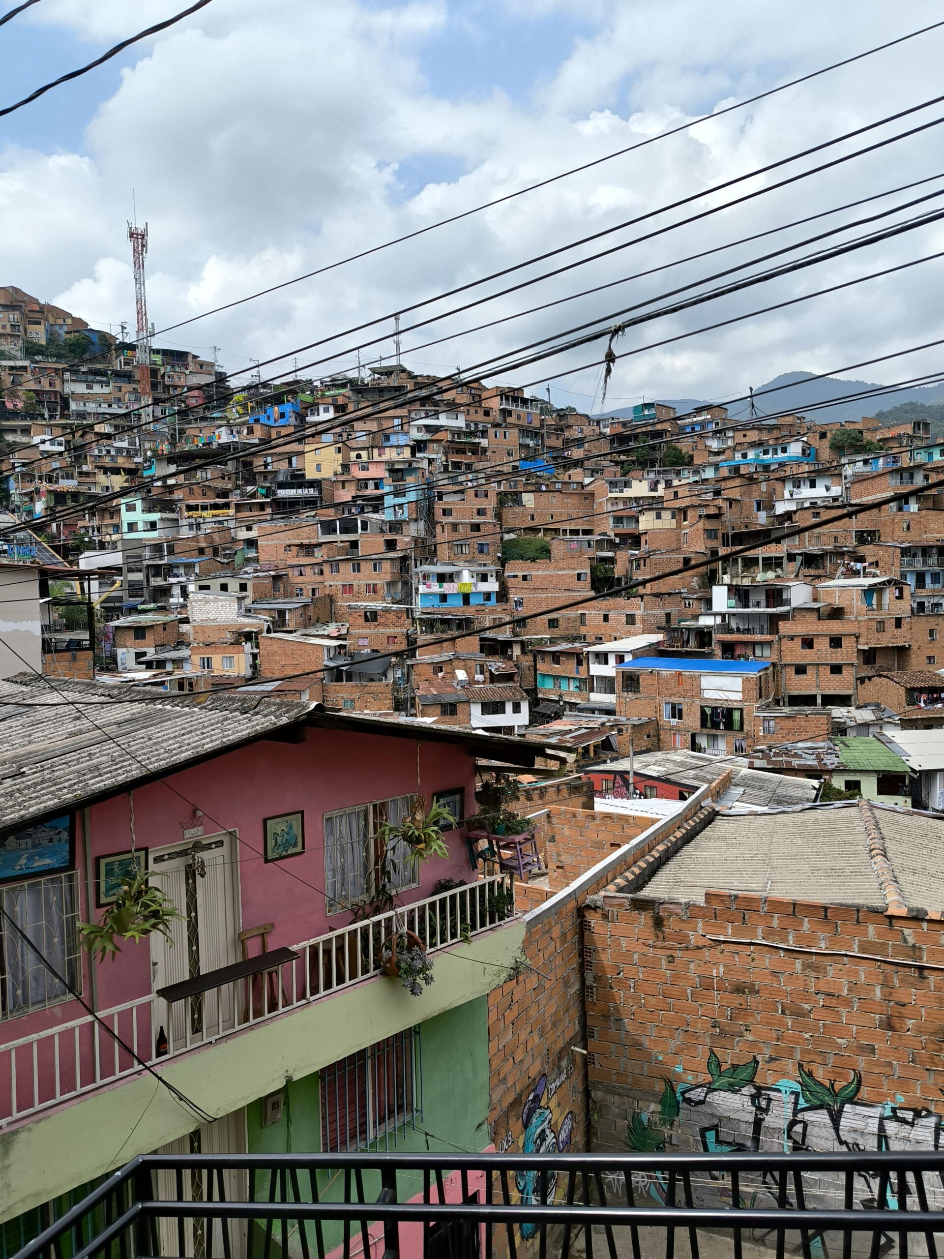 Malé rodinné domčeky v slume v Medelline.