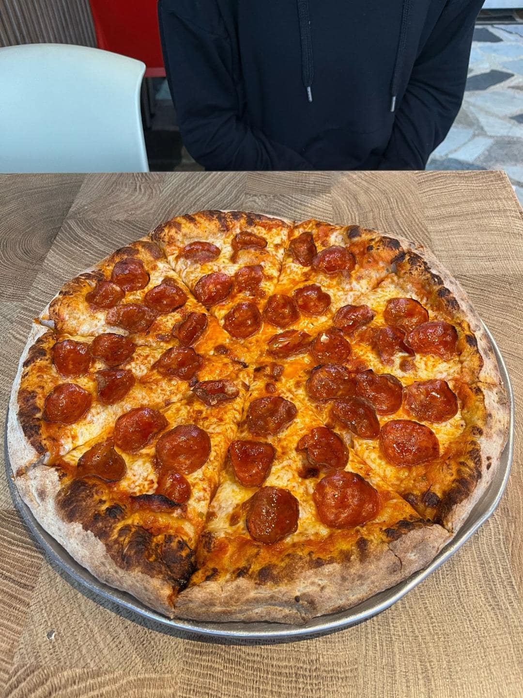Veľká salámová pizza.
